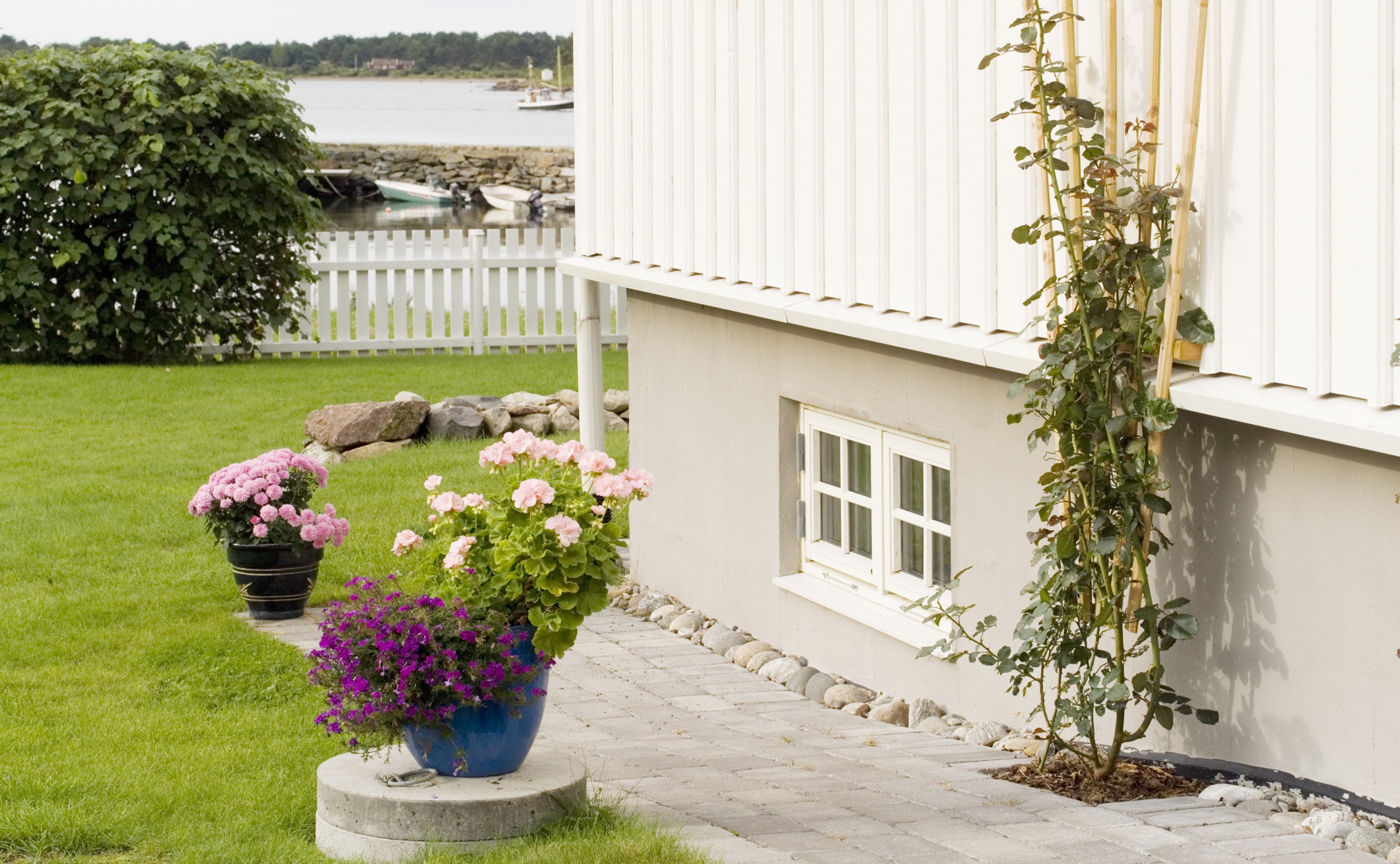 Når huset er nymalt får du ikke rette inntrykket før grunnmuren også har fått seg et strøk.