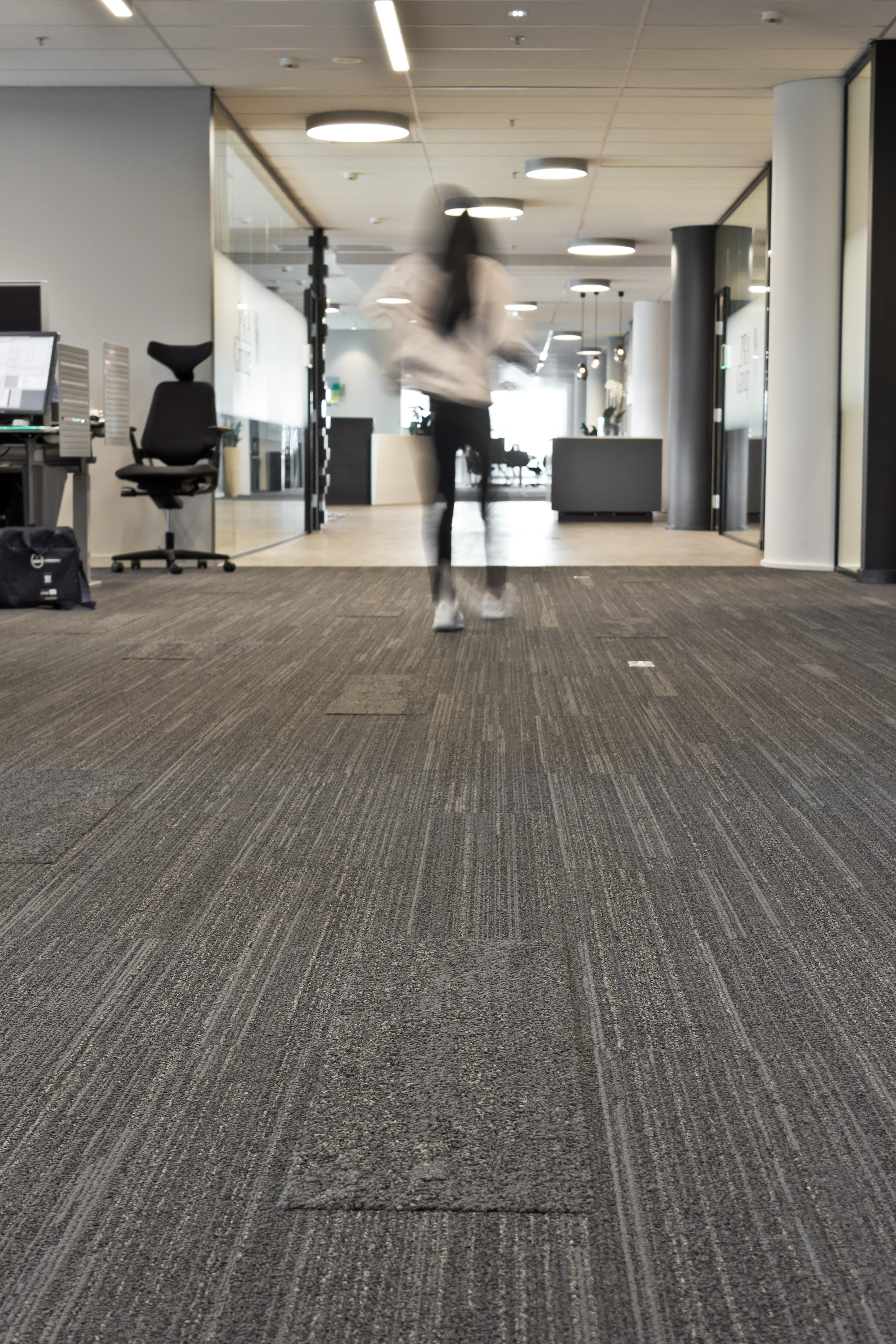 STRIPER: Teppegulv med langsgående striper og to ulike luvhøyder er lagt i det åpne kontormiljøet.