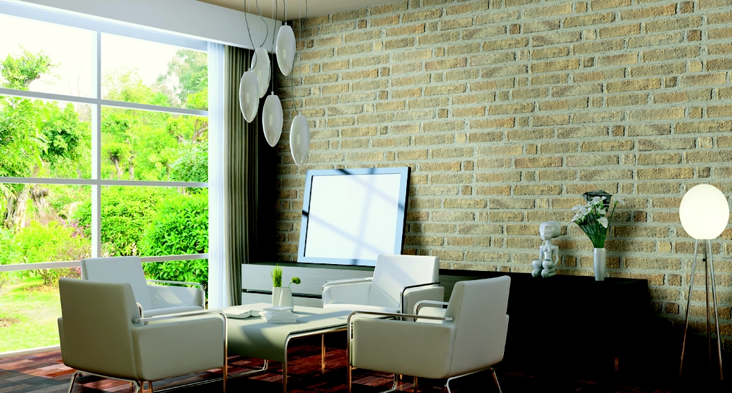 En litt røff, rustikk fondvegg i stuen gir rommet karakter