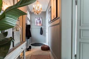 Når du skal male vegger og innredning i entréen, gjør du klokt i å velge en godt vaskbar og slitesterk kvalitet. Velkommen inn, skal du være.