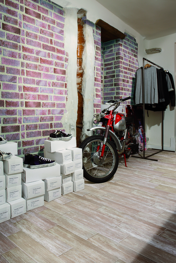 Flisene passer godt med en røff stil.