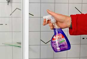 LETTVASKET: Spray på middel, la det virke i cirka ett minutt og tørk over med våt klut eller svamp. Skyll med kaldt vann.