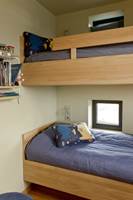 PLASSBYGD: Barnas soverom har køyeseng som er spesialbygd i eik. 