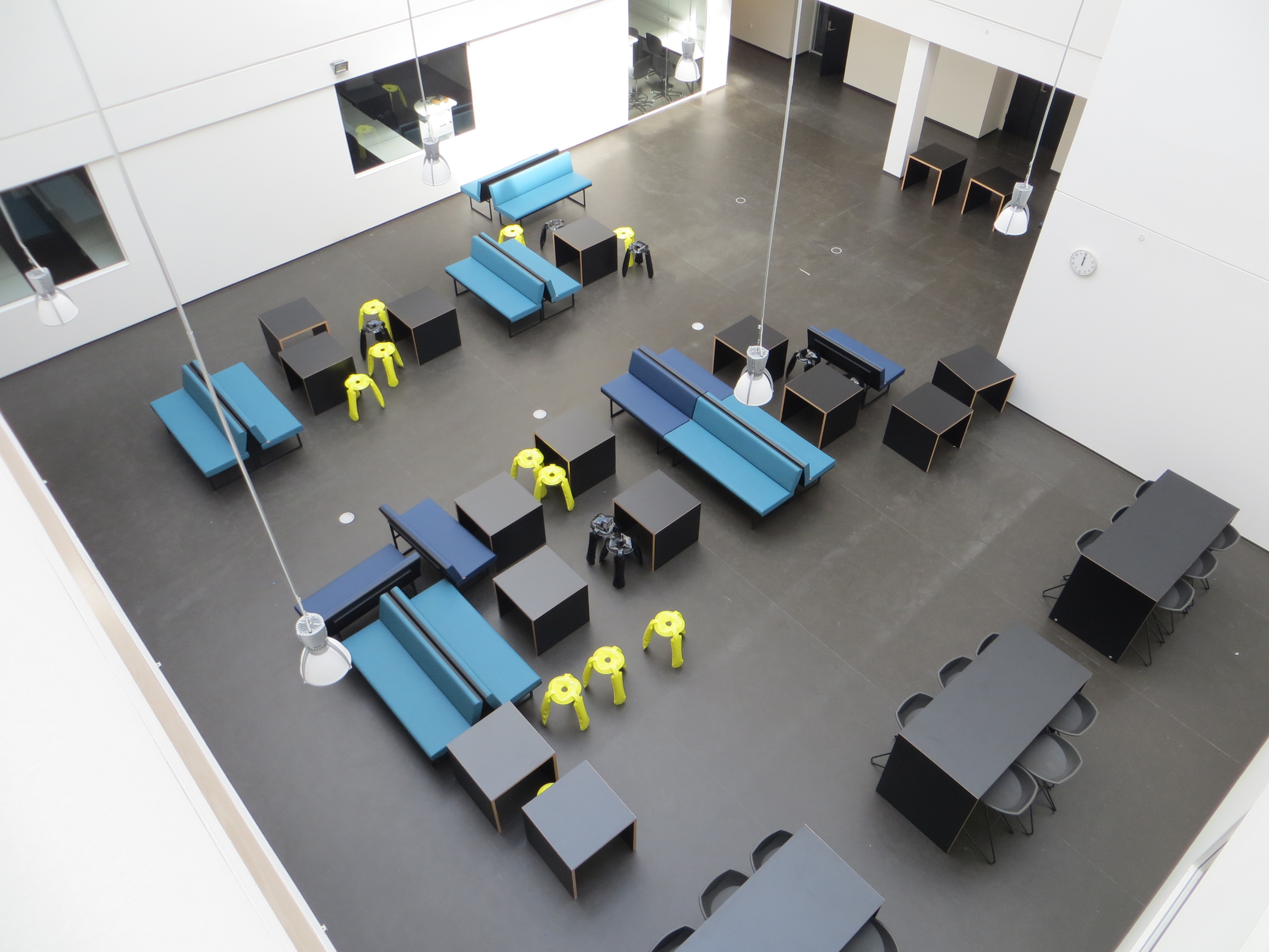 PUSTEPAUSE: Det er lagt vekt på de gode, uforpliktende møtestedene og pausearealene for elever og lærere.