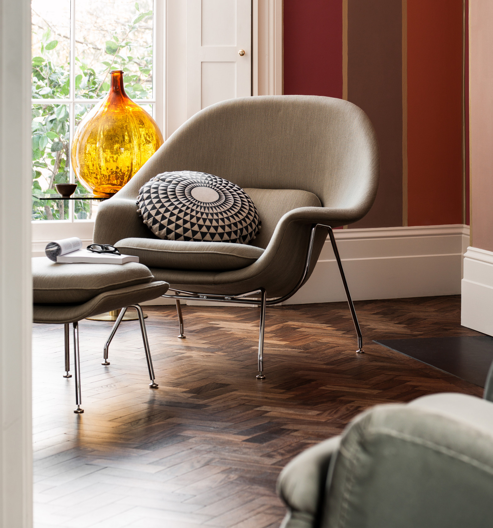 Mørke gulv lagt i fiskebein er typisk for den Metrourbane retningen. (Foto: Nordsjö)