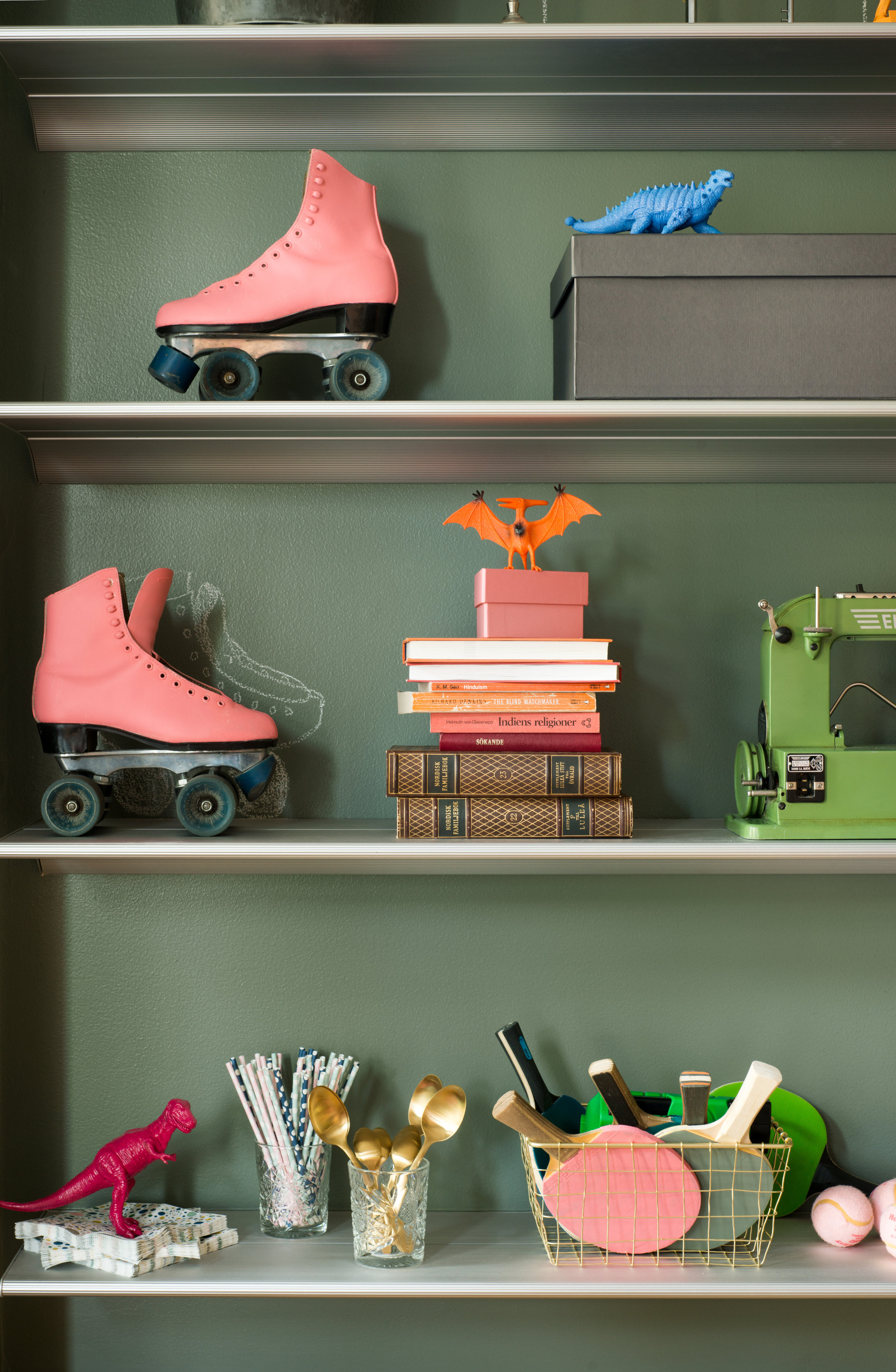 SETTEKASSE: Hyllene har blitt vår tids settekasse. Velvalgte objekter viser hvem vi er, eller hvem vi ønsker å være. (Foto: Beckers)