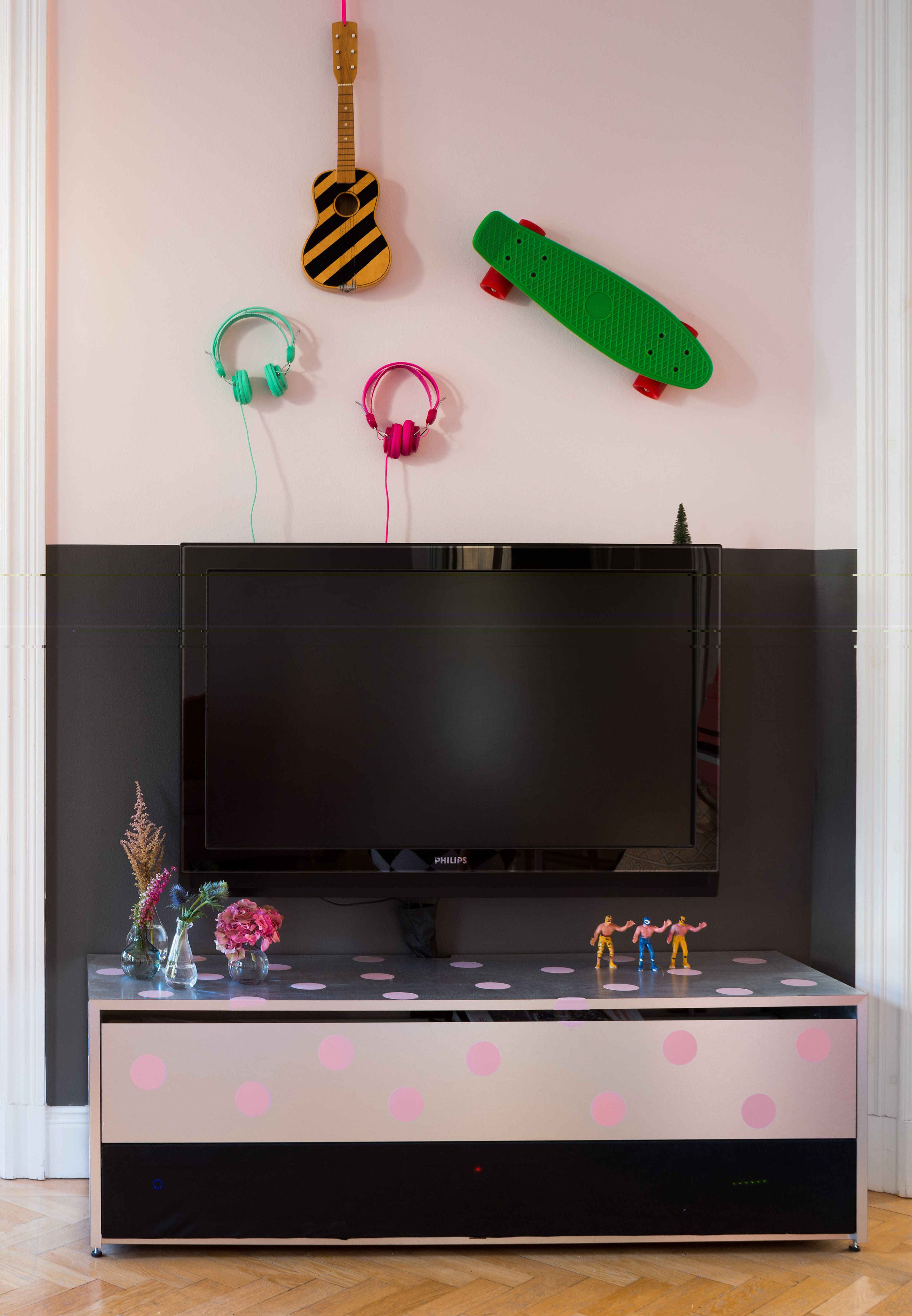 For å dempe tv-en kan du male feltet bak mørk grå.