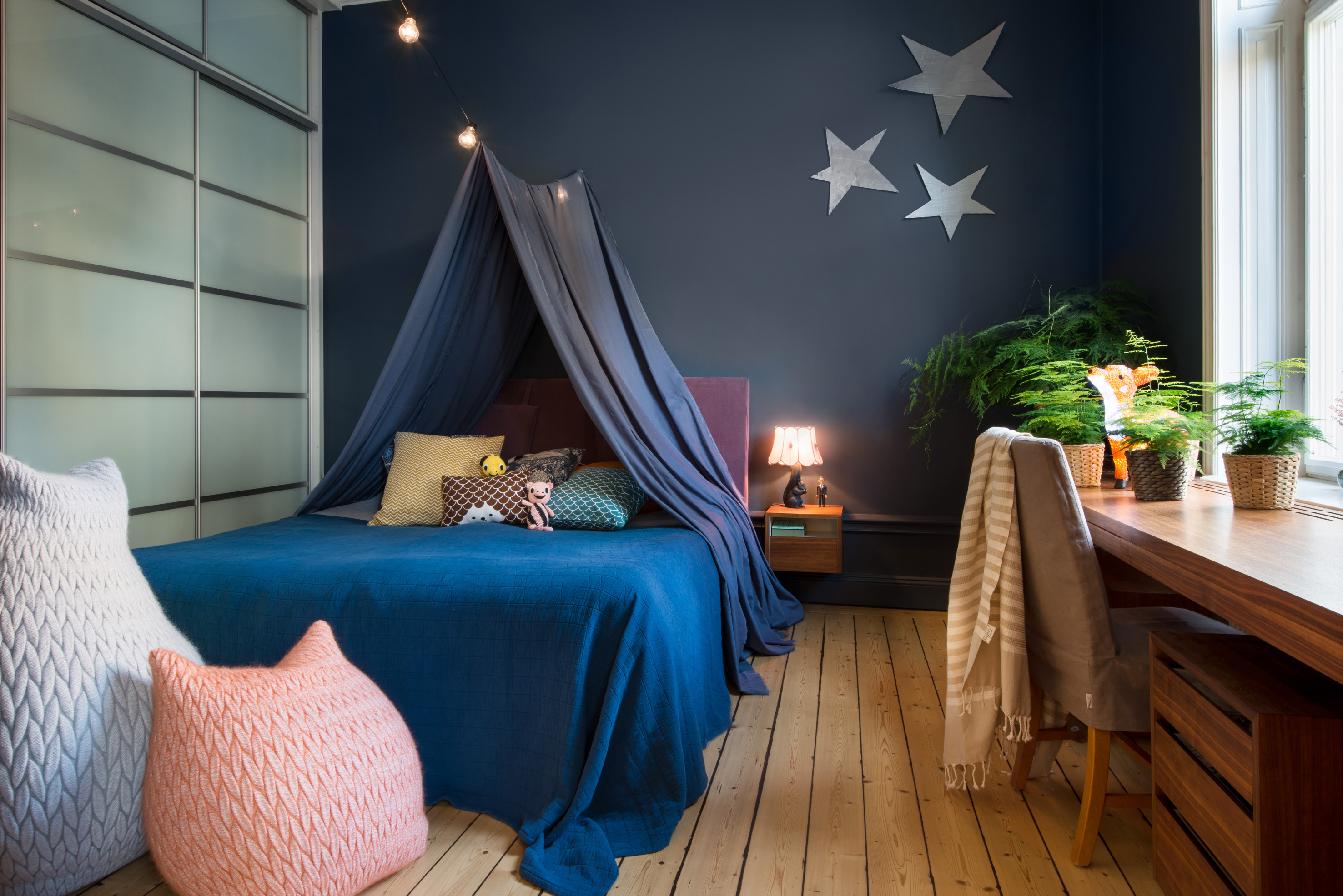 Det trenger ikke bli masete selv om fargene råder. Et soverom malt i en mørk blåfarge syntes ungene passet godt til mor og far.