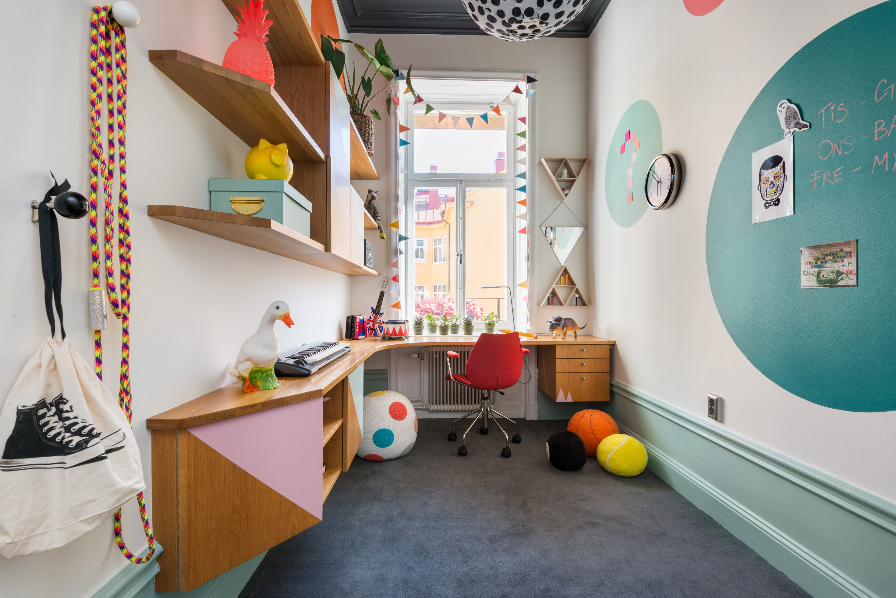 I dette rommet kan de litt eldre barna trives. Arbeidshjørnet passer perfekt når leksene skal gjøres. Og vi vet alle at farger gir mer energi!