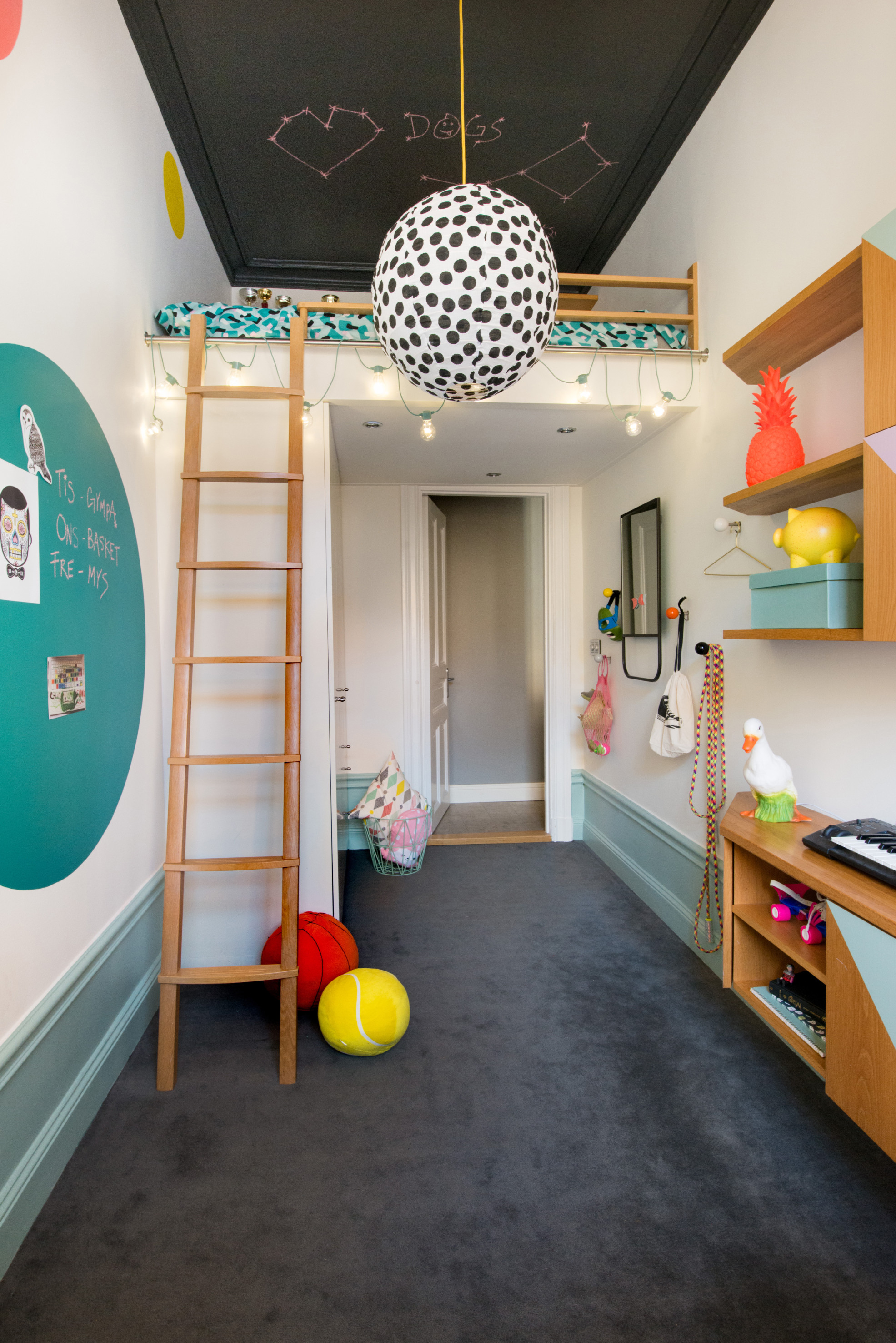 Et hvitmalt rom kan gjøres spennende med enkle grep. Ved å male dekorasjoner på veggene eller la listene være i andre farger, går rommet fra å være kjedelig til å bli en ungdomsdrøm.