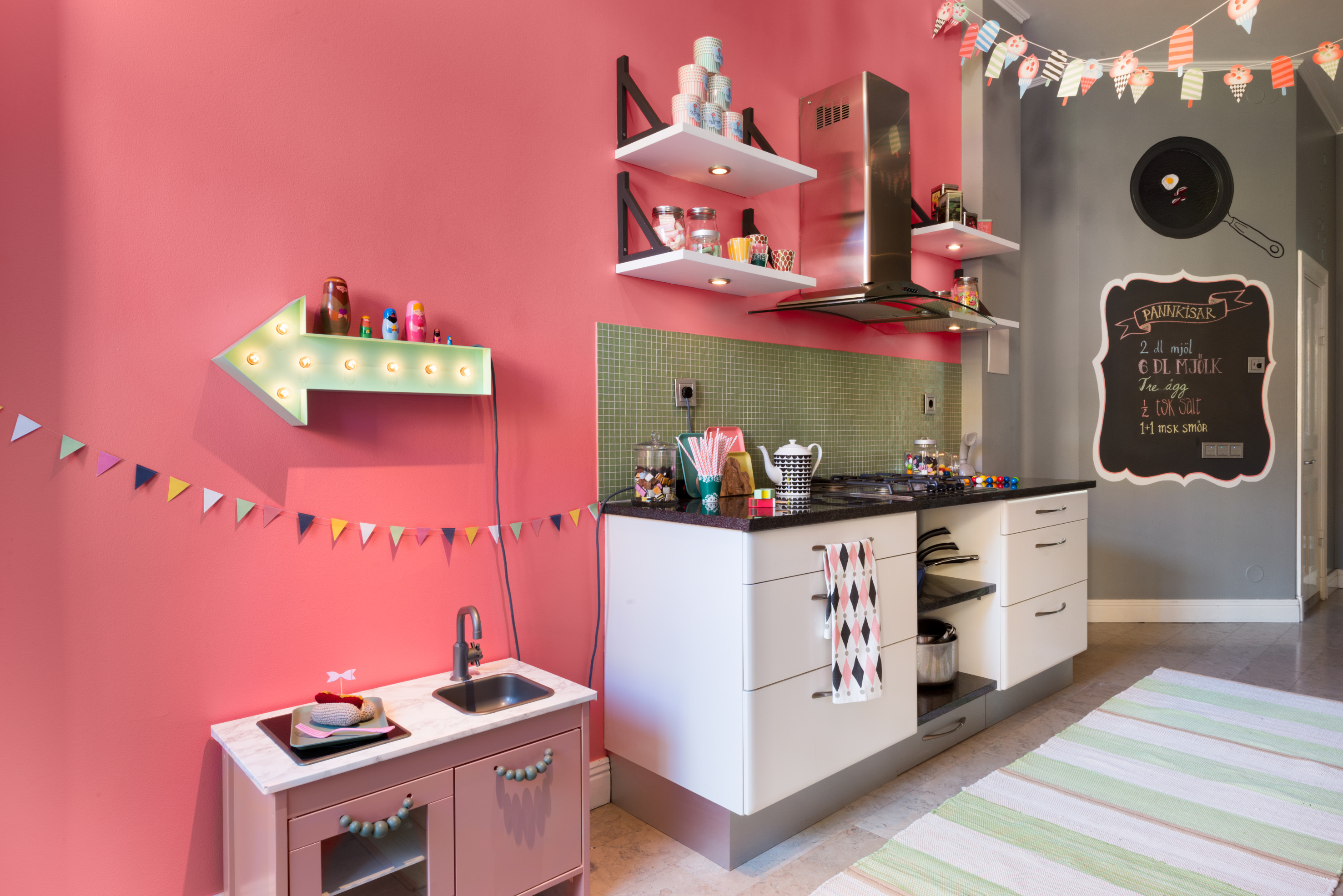 Her blir det mye inspirerende matlaging! En tavle malt med tavlemaling på kjøkkenet gjør at du kan planlegge ukens meny i god tid.