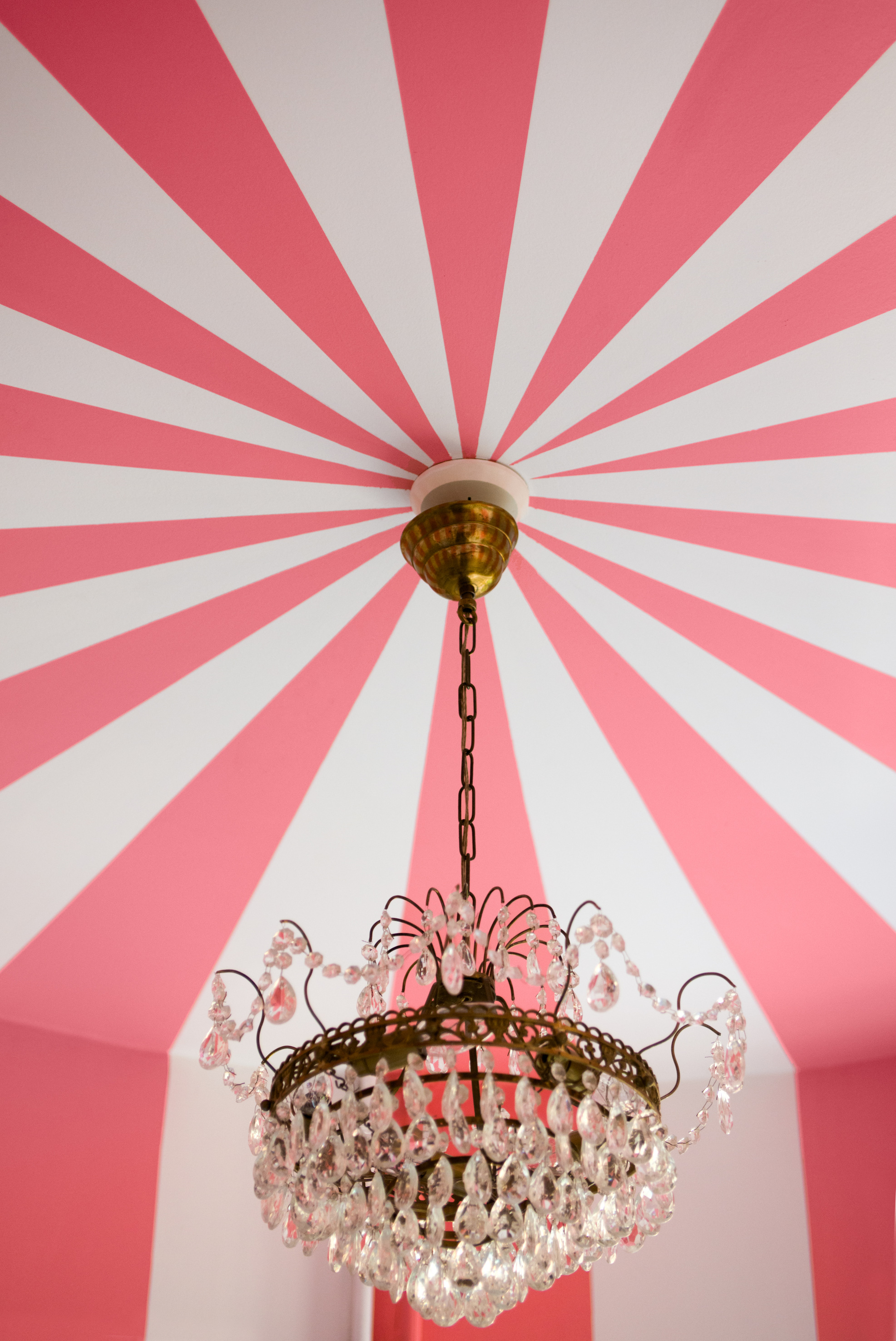 Har du et ellers lyst, sterilt rom, kan det gi en skikkelig energiboost å male takat i en sprek farge. Gjerne bind rommet sammen ved å ta opp farger som brukes på andre detaljer i rommet.