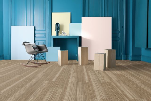 LYSE GULV: Lyse gulv skaper en lett og ren atmosfære i kombinasjon med sterke farger. Lyse gulv og hvitt løfter fram de andre fargene i rommet. Dette gulvet er fra Gerflor. (Foto: Gerflor)