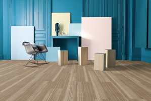 LYSE GULV: Lyse gulv skaper en lett og ren atmosfære i kombinasjon med sterke farger. Lyse gulv og hvitt løfter fram de andre fargene i rommet. Dette gulvet er fra Gerflor. (Foto: Gerflor)