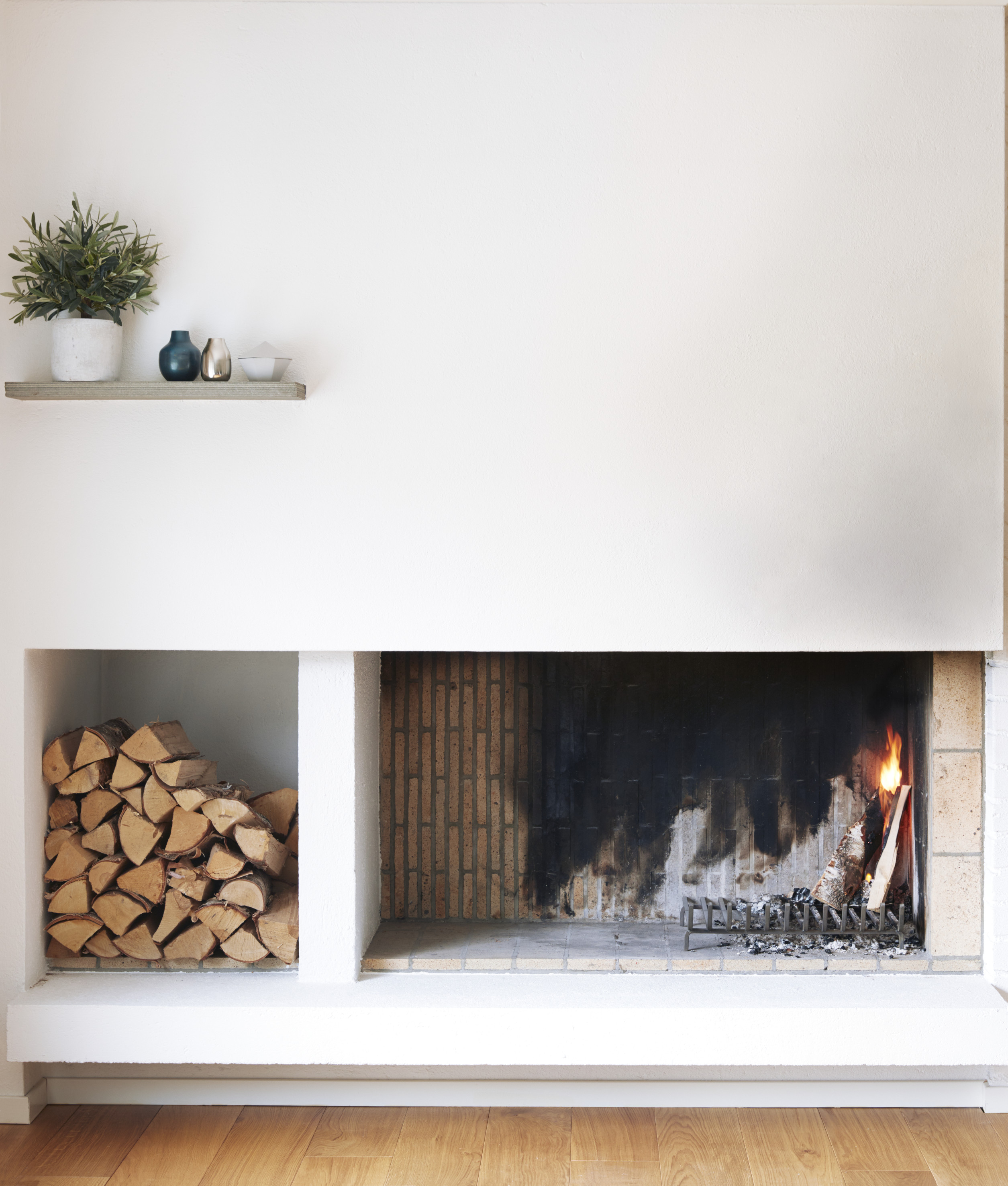 Slik får du peismuren hvit igjen