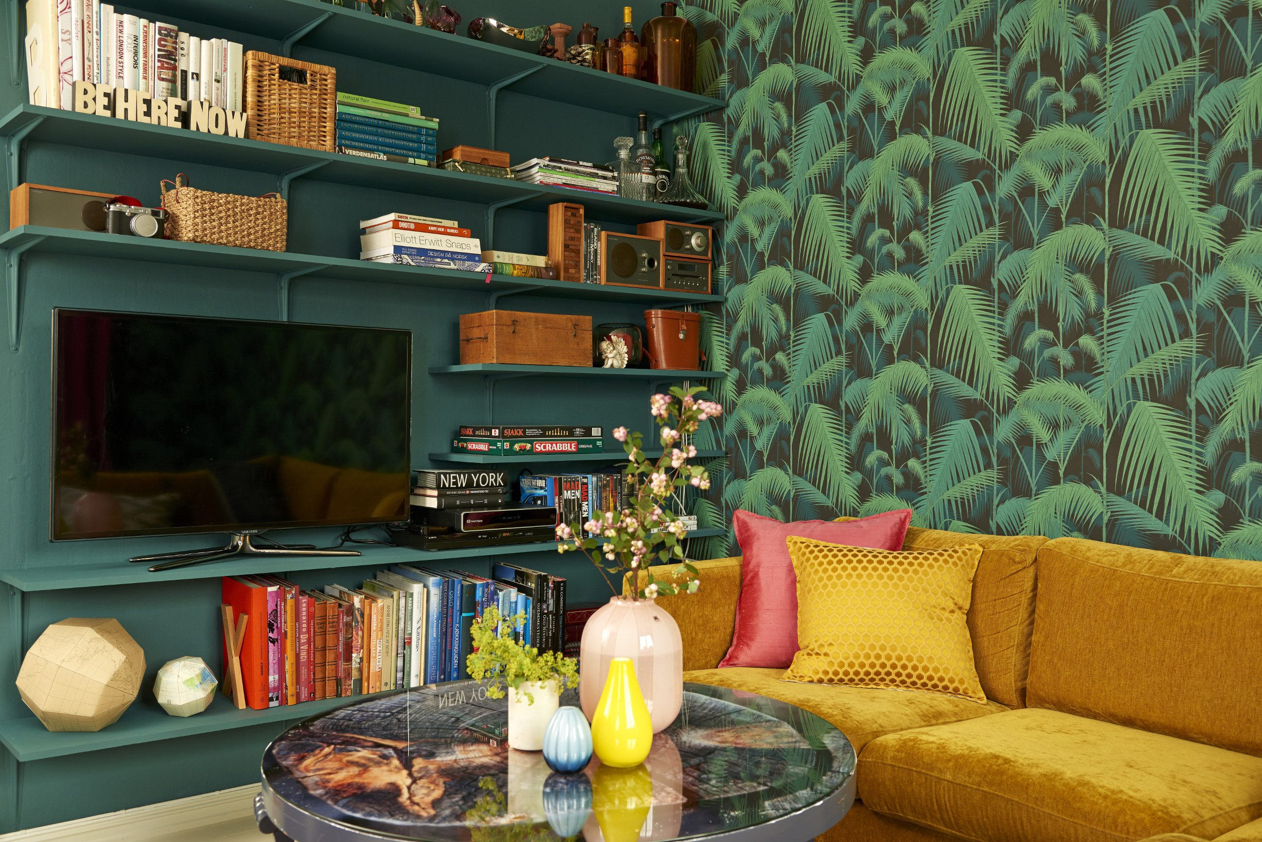 Bokhyllene er malt i en farget hentet fra tapetet.