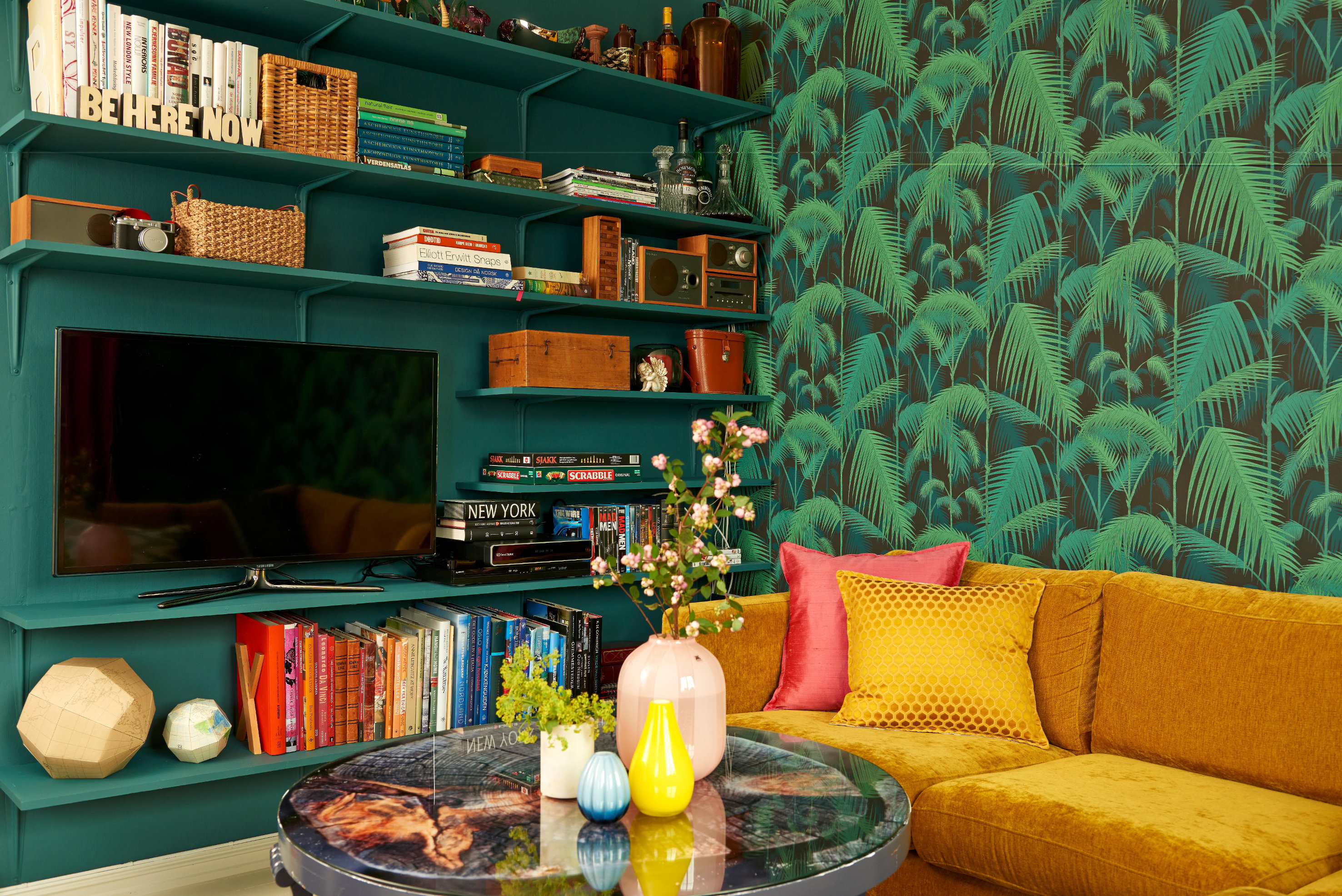 VELKOMMEN TIL OSS!: Her bor noen lekne og reiseglade. Palmetapetet er fra Cole & Son, og føres av tapetleverandøren Borge. (Foto: Jan Larsen/ifi.no)