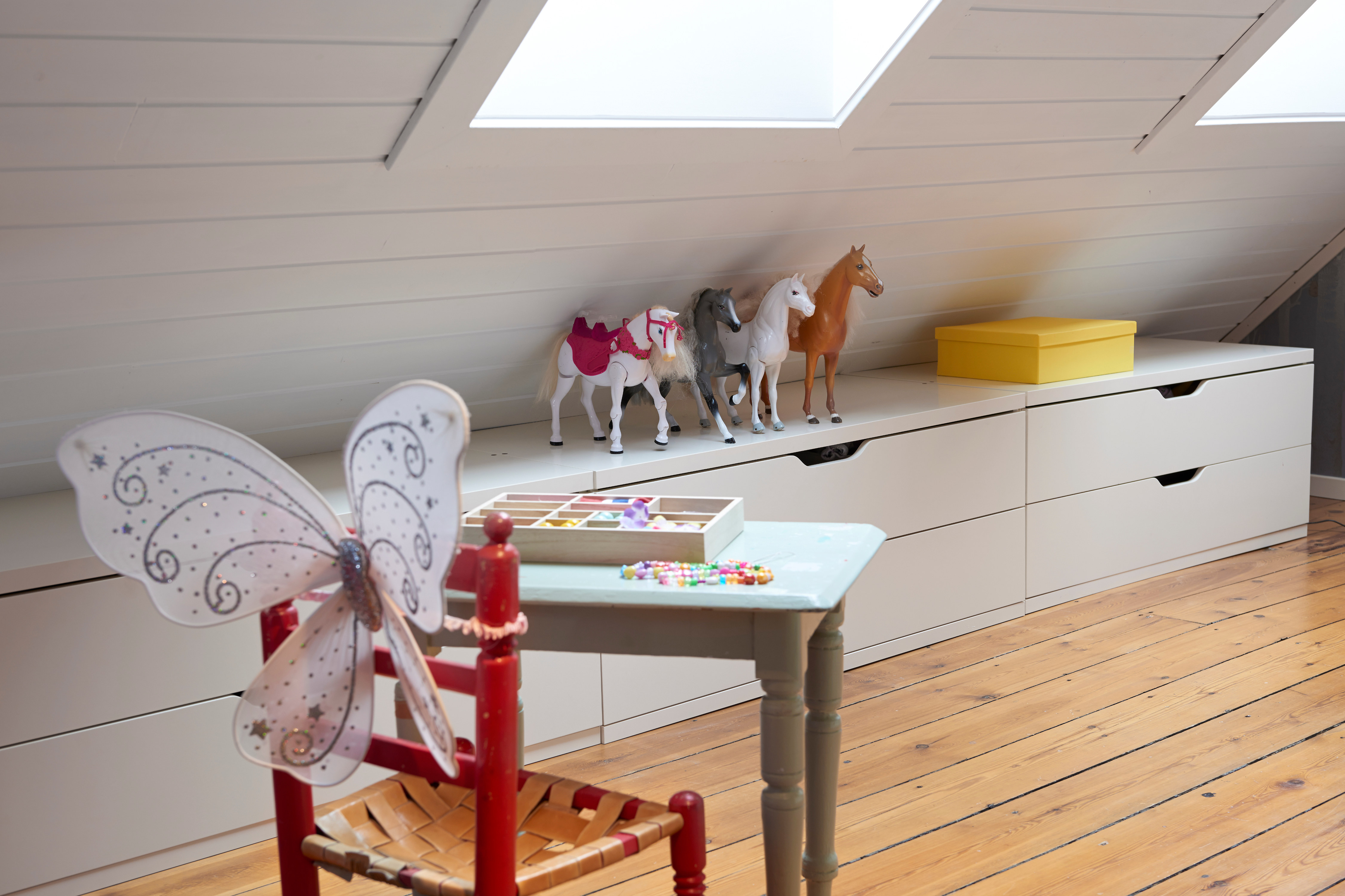 Lange, lave kommoder ble en praktisk oppbevaringsløsning under skråtaket.