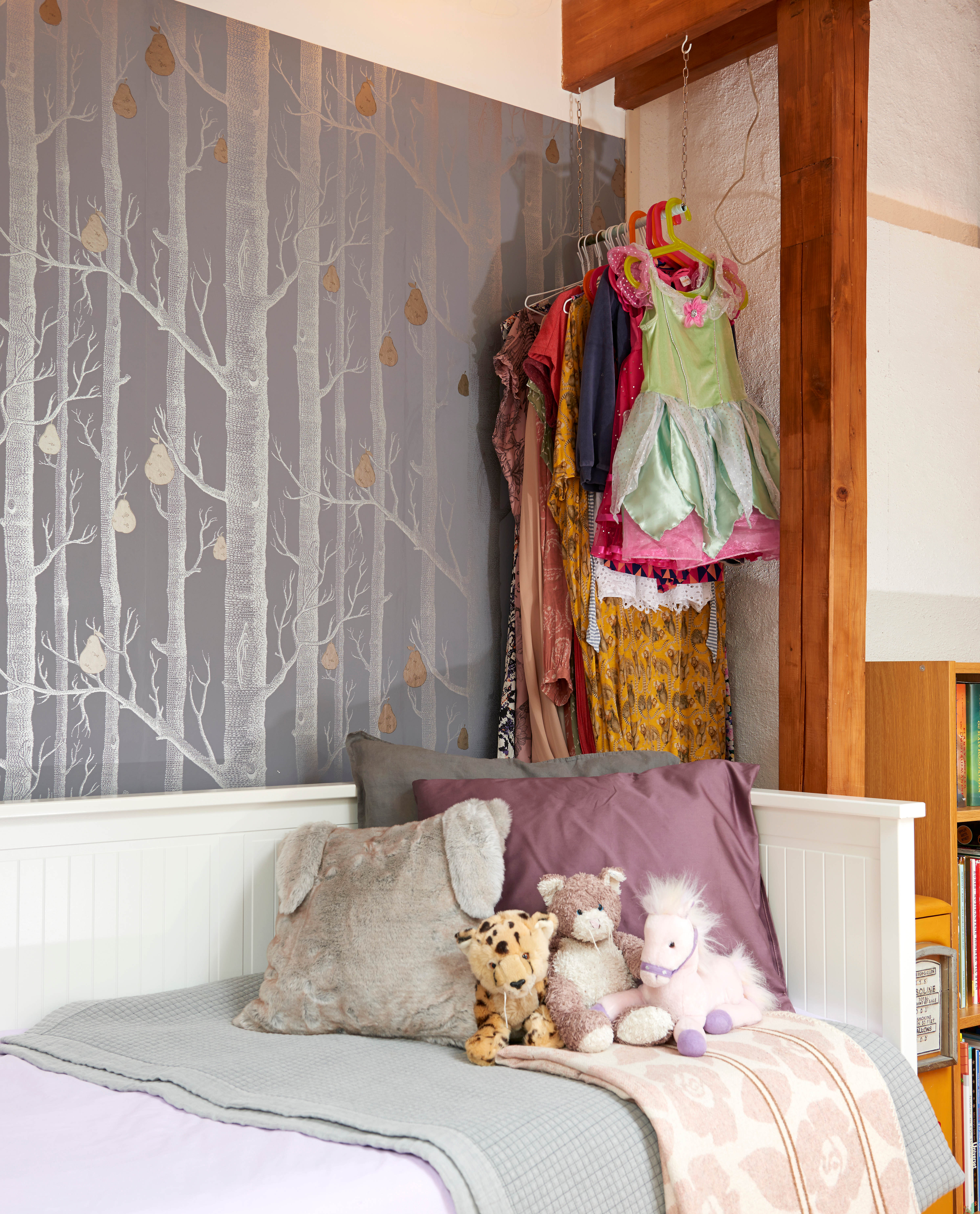 Sengen fungerer også som sofa.