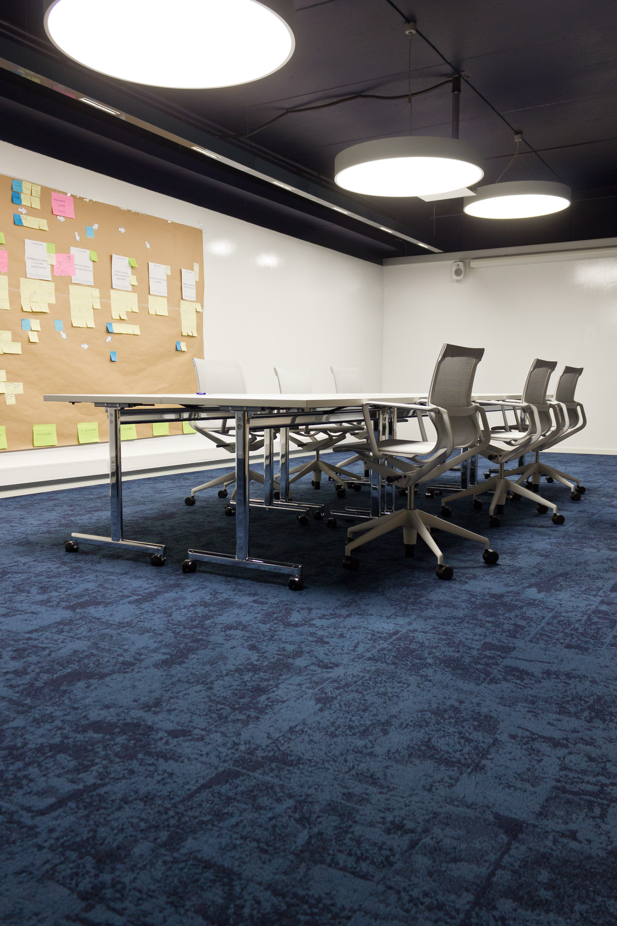 SPESIALVEGGER: Deler av alle vegger – både i sosial sone og i prosjektsonen – kan skrives på med Whiteboard-tusj eller kritt. Der er det også brukt en metallisk gipssparkel som gjør veggen til en magnetisk oppslagstavle.