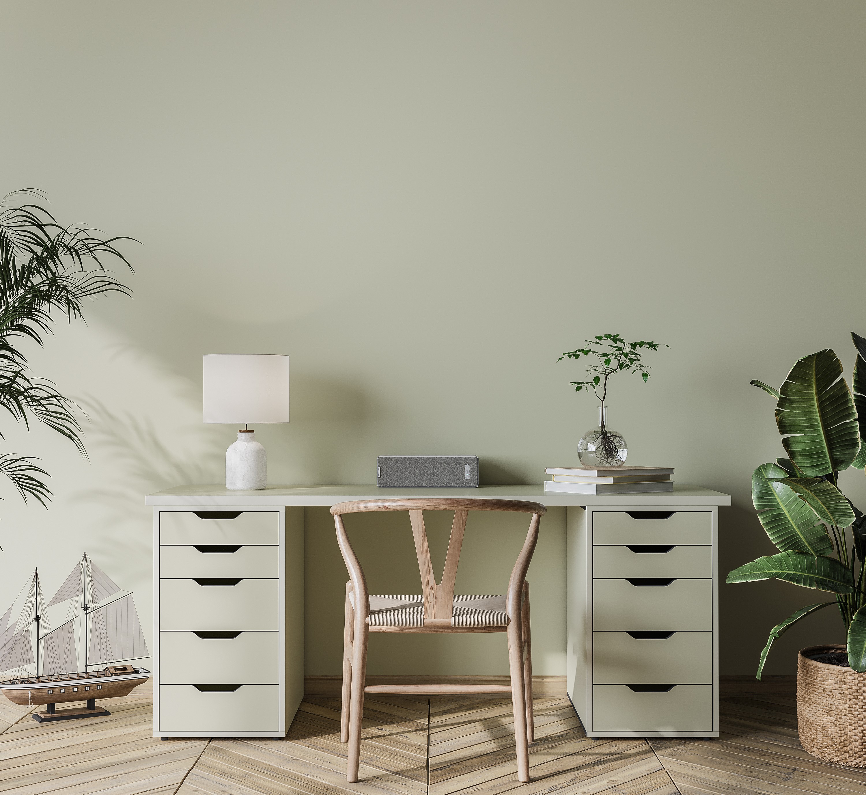 blekt grønn vegg med et skrivebord foran, malt i samme farge