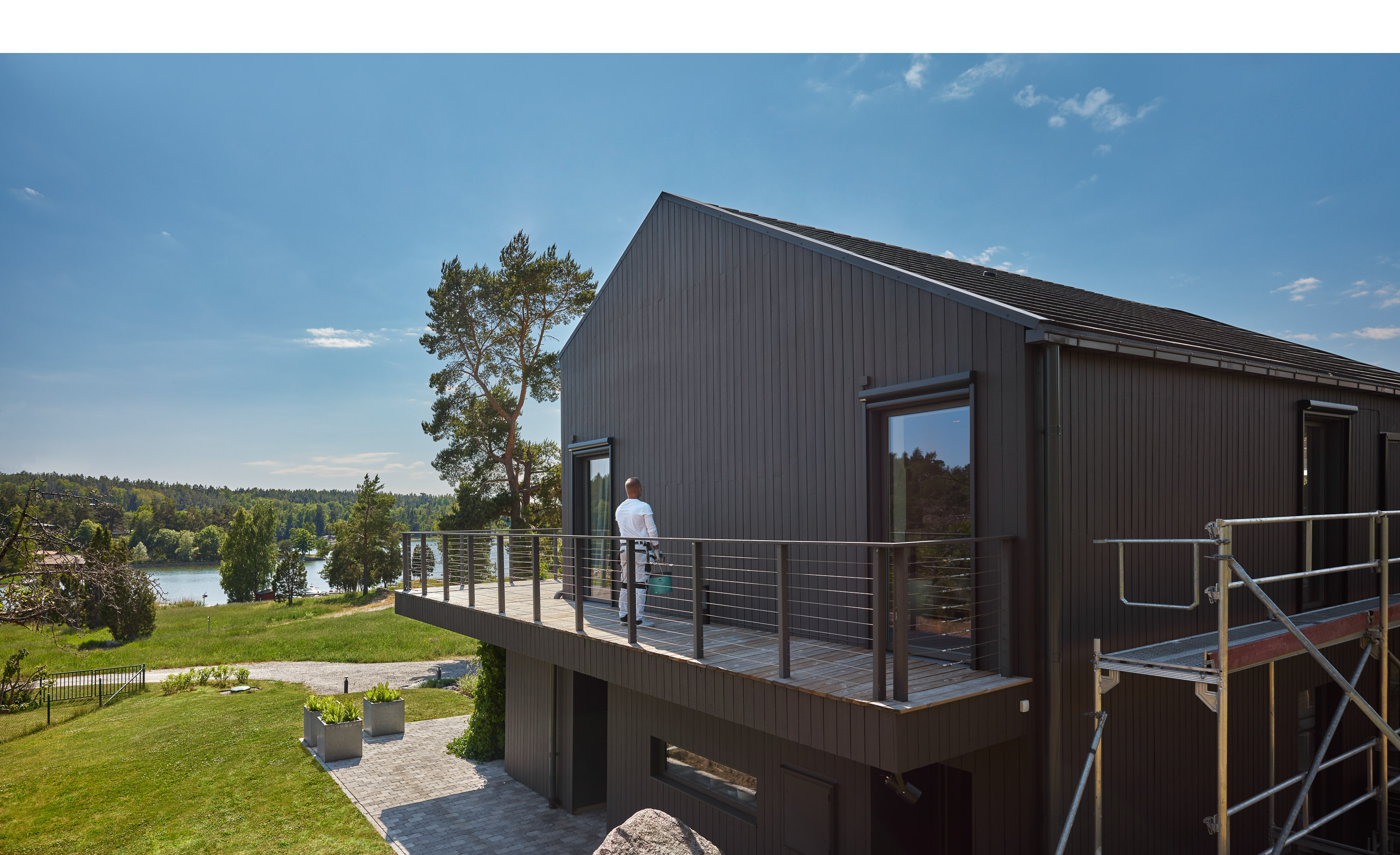 hus med sortmalt trefasade 