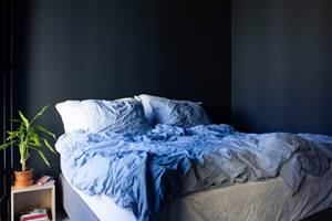 GENEVE: Den blå fargen på soverommet var den første fargen som paret valgte ut. Fargen heter «Geneve» og er tatt frem av Flügger i samarbeid med den danske møbelleverandøren Eilersen.