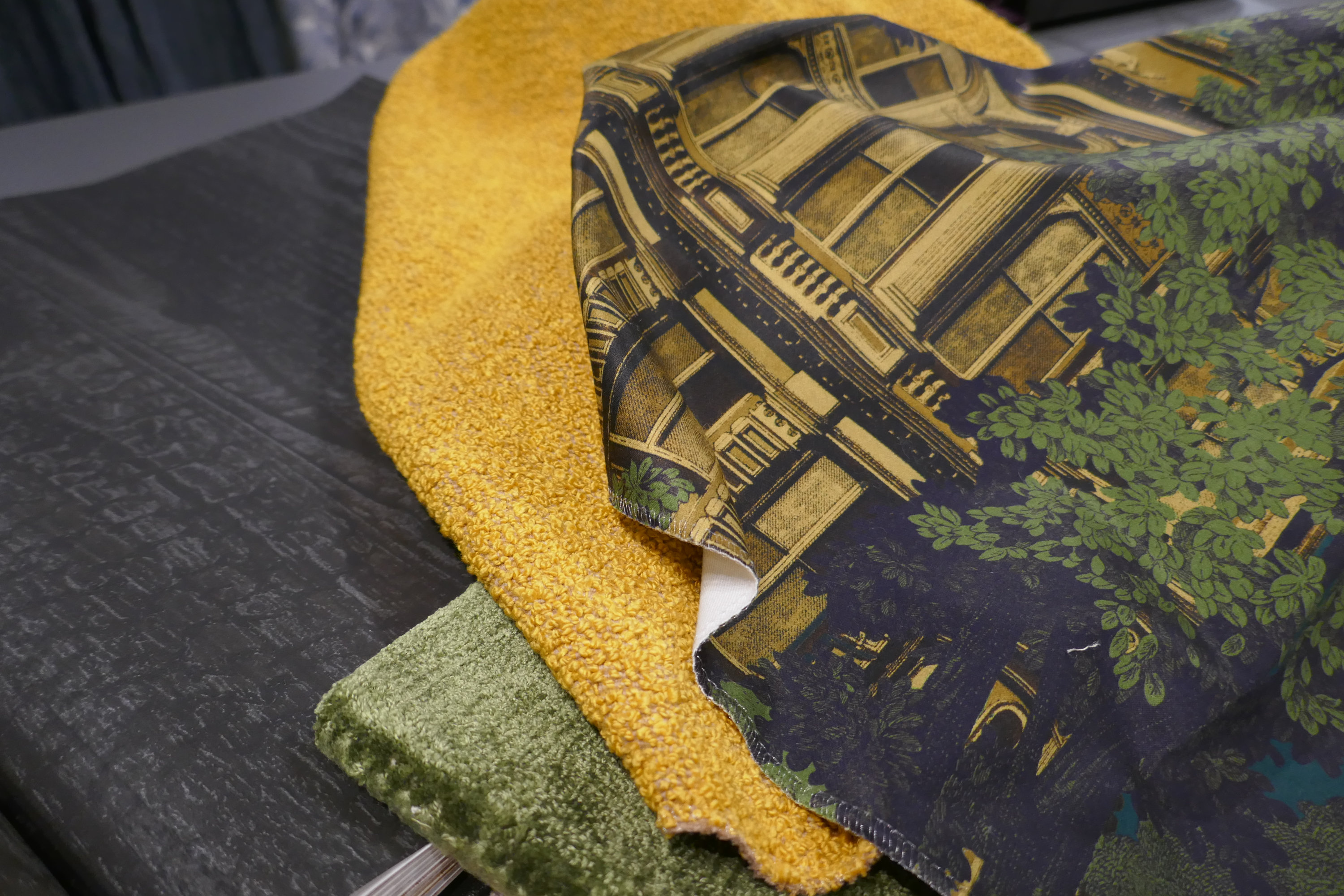 KONTRAST: &Oslash;nsker du tekstiler i en annen farge enn veggfargen, er det fint om gardinens farger allikevel kommer igjen i puter eller tepper eller andre steder i interi&oslash;ret.&nbsp;