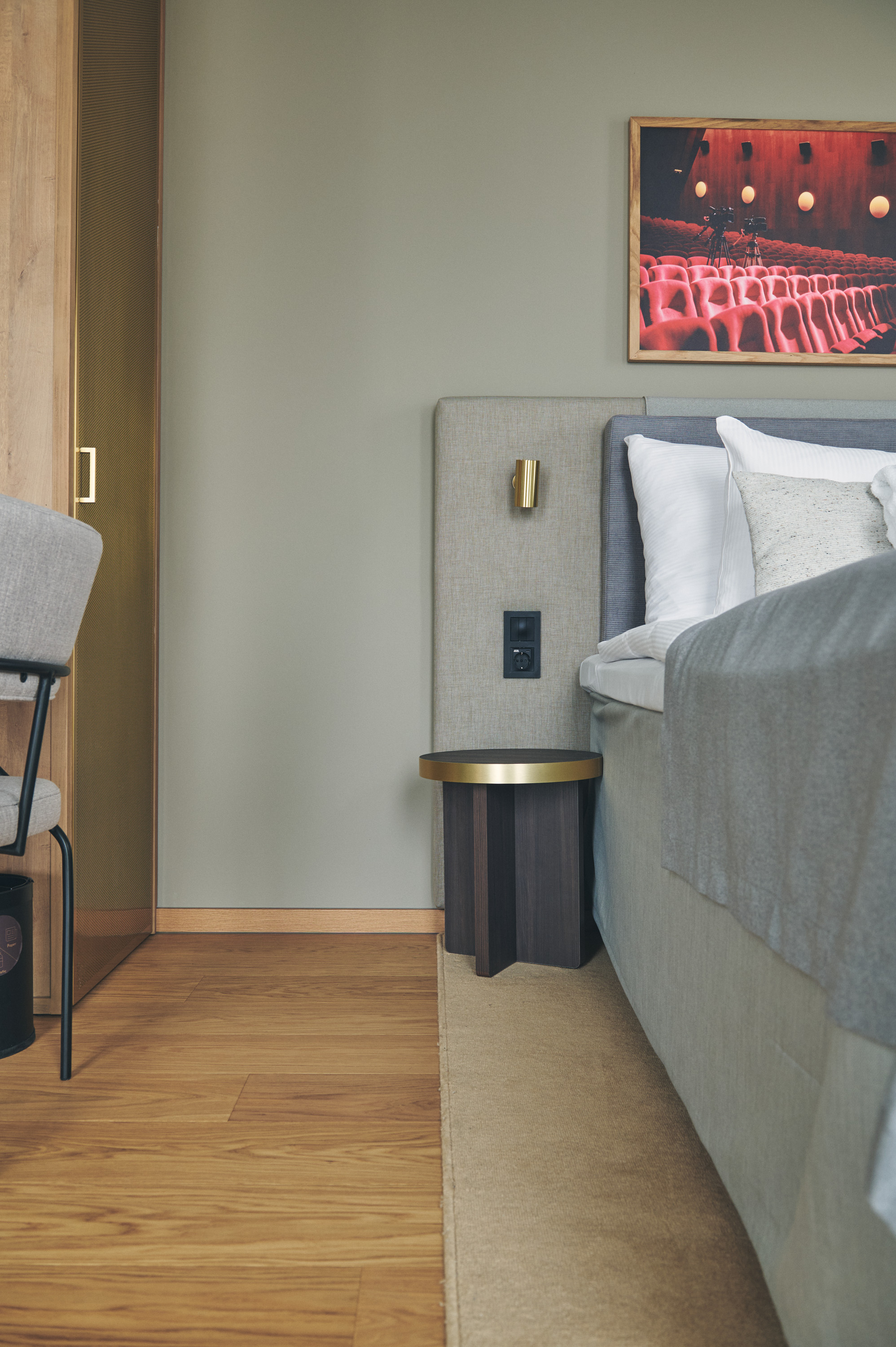 soverom med seng, og garderober. parkett på gulvet med matchende gulvlist