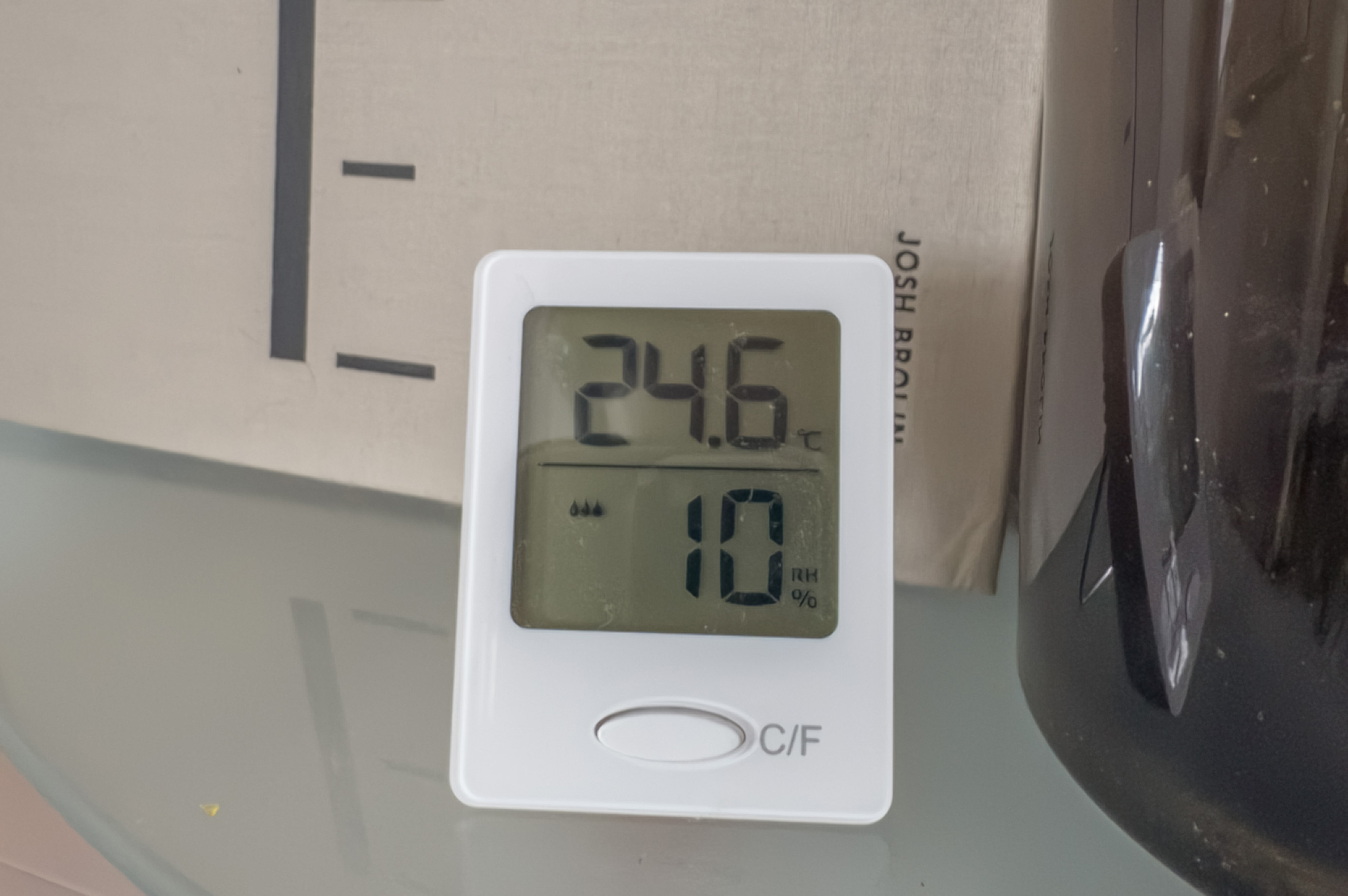 Hygrometer som viser temperatur 20 grader og relativ fuktighet 10 prosent