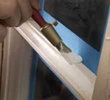 Jeg brukte maskeringstape da jeg malte vinduene, men glemte å fjerne tapen med en gang, og nå sitter limet som støpt. Hva kan jeg gjøre?