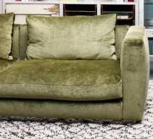 Sofaen skal ikke være for stram. Den skal være myk og god, og gjerne i velur. (Foto: Storeys)
