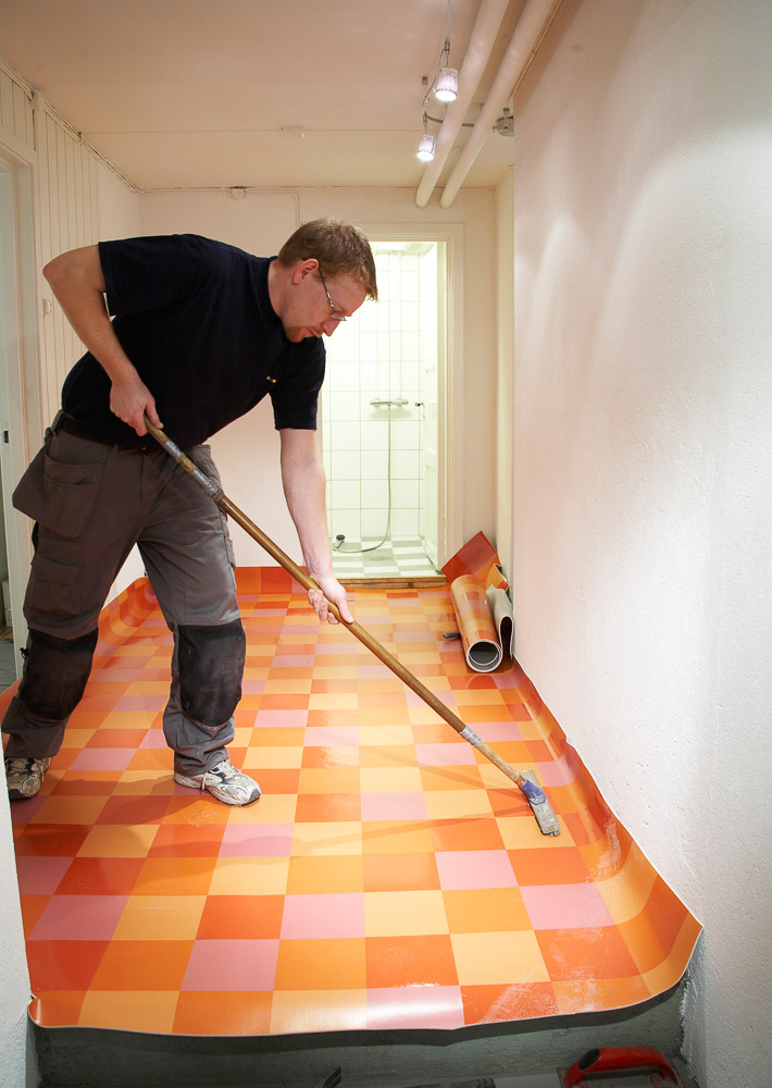 presser gulvbelegg mot underlag