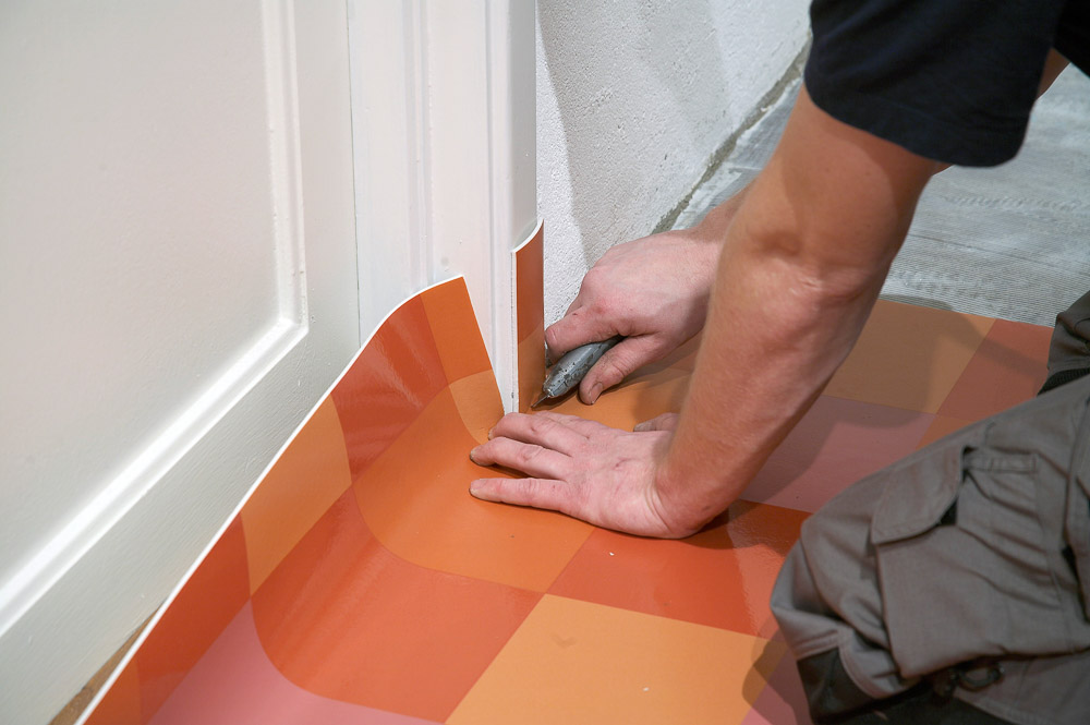 legger belegg ved ytterhjørne