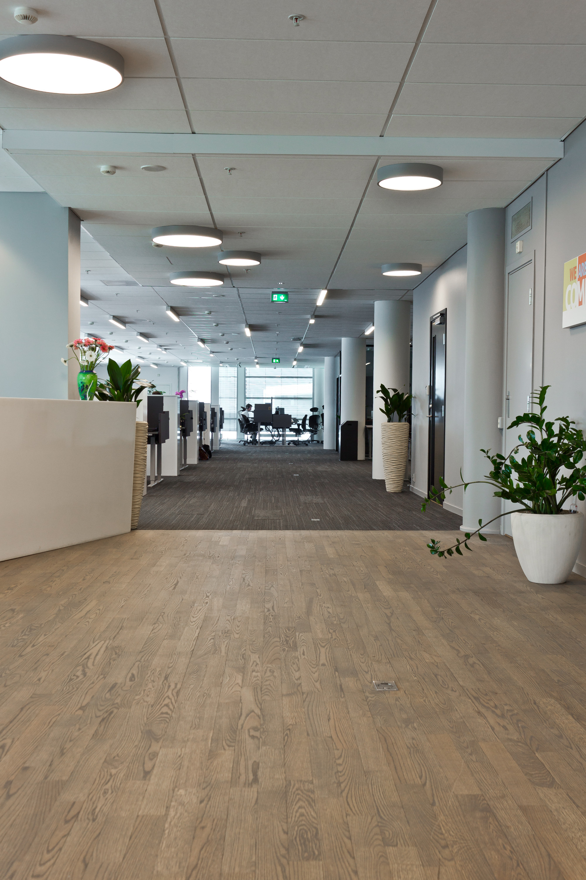 TILPASSET: Interiøret er holdt stramt og elegant, uten å være ekstravagant. Ved inngangspartiet er det gamle parkettgulvet gjenbrukt, men pigmentert for å passe inn i business-gråskalaen.