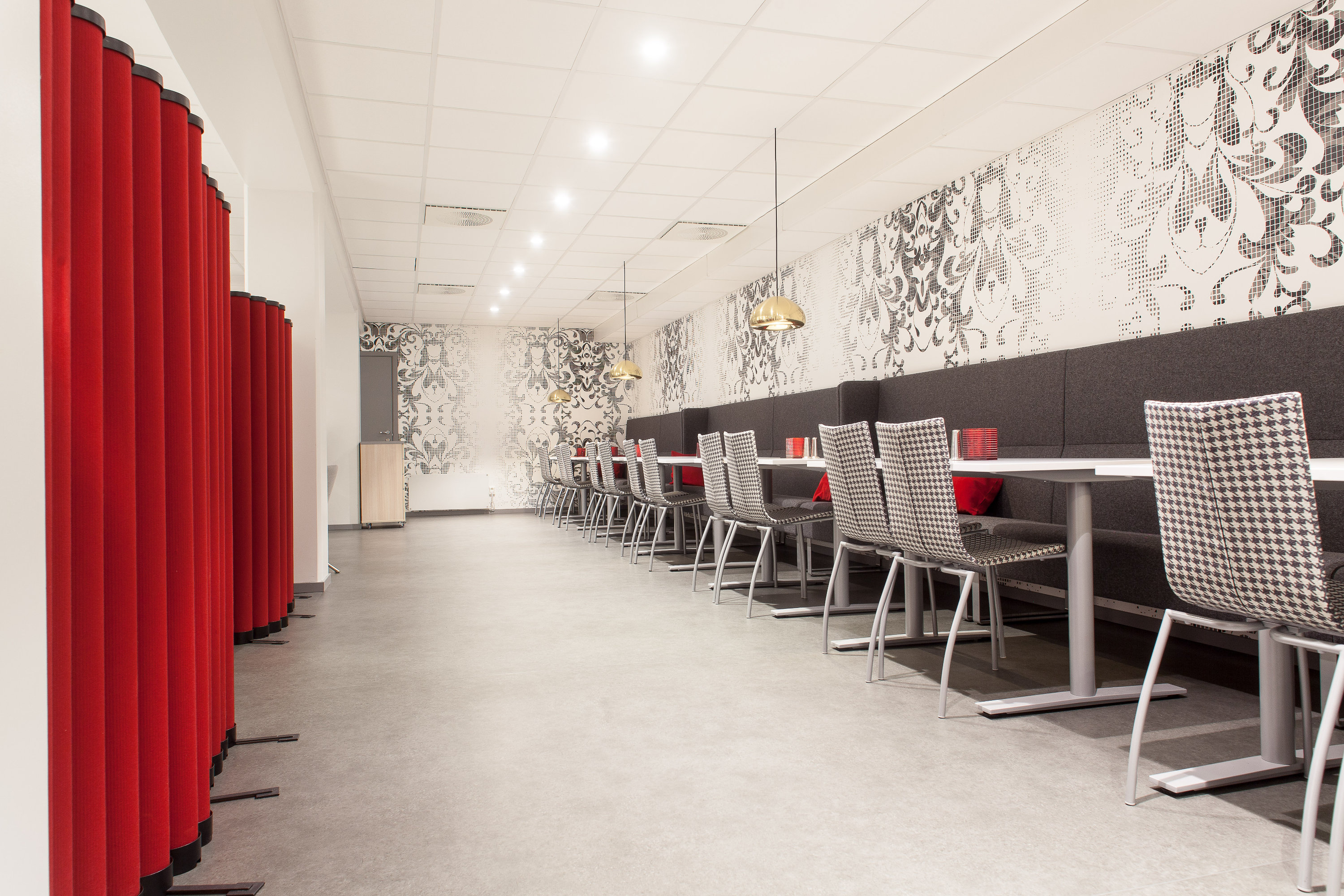 MOTETAPET: Fototapetet heter Shifting Shadows og er hentet fra Mr Perswalls kolleksjon Fashion. Tilstøtende vegger er malt i fargen «Egghvit».