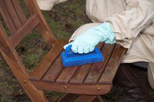 BLÅ PAD: Mellomgrov skurepad har blå farge, og brukes til rengjøring av harde tremøbler slik som teak og hardwood. 
