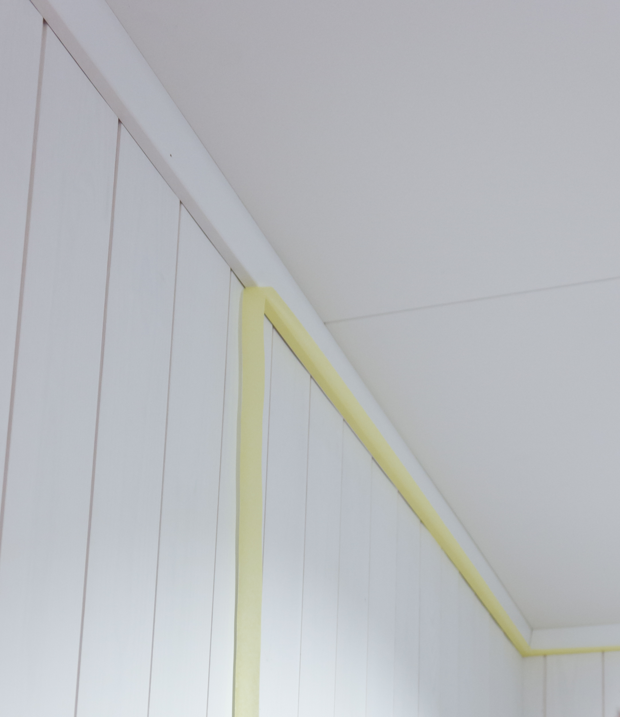 Sett tape mot flater som ikke skal males.