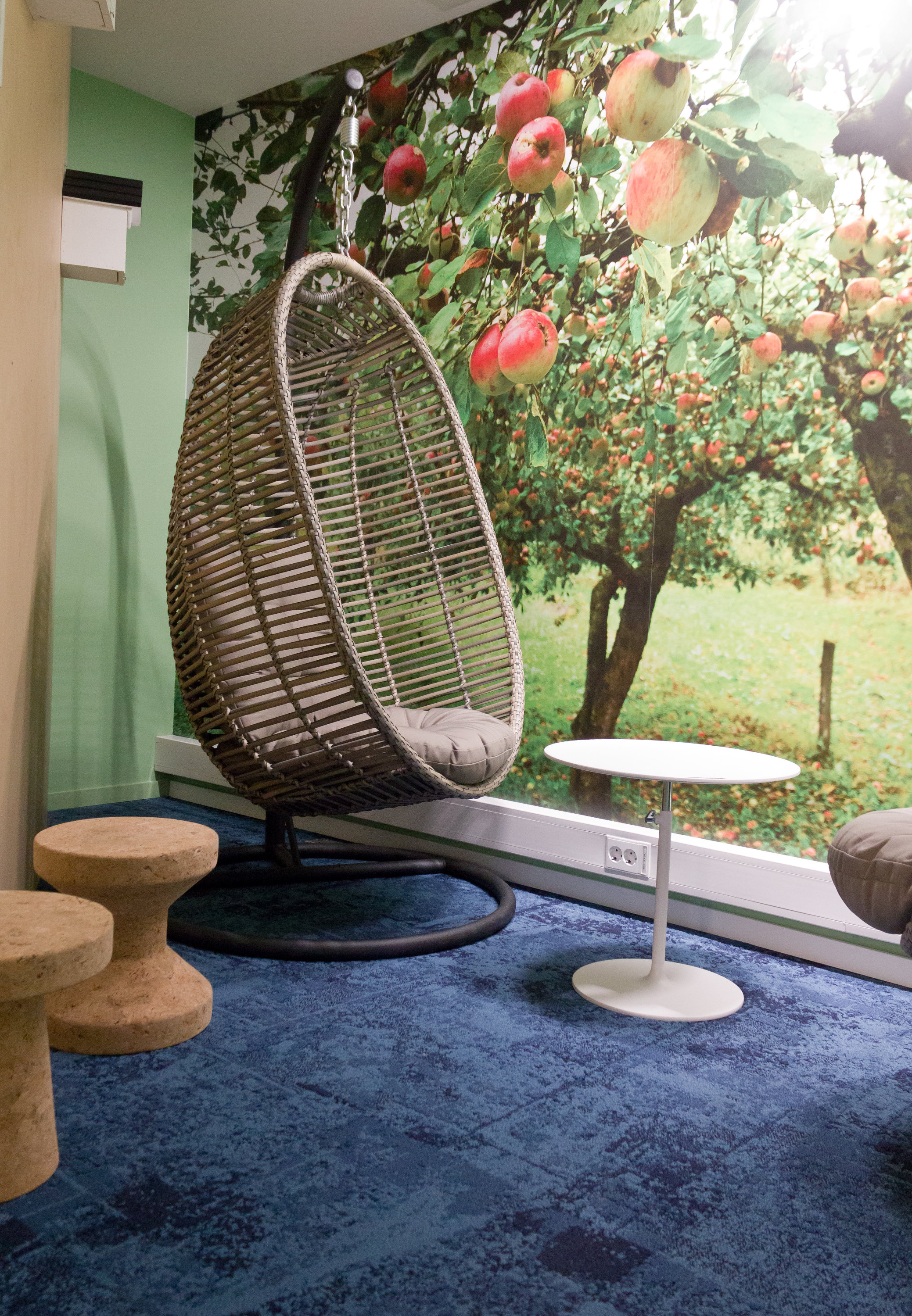 EPLESLANG: I stillerommet sitter man i skyggen av bugnende epletrær i gyngende rottingmøbler. Veggen er malt i grønnfargen NCS S 2030-G30Y. Den åpne, mørke himlingen gir økt romfølelse, og lokalet variert belysning. 