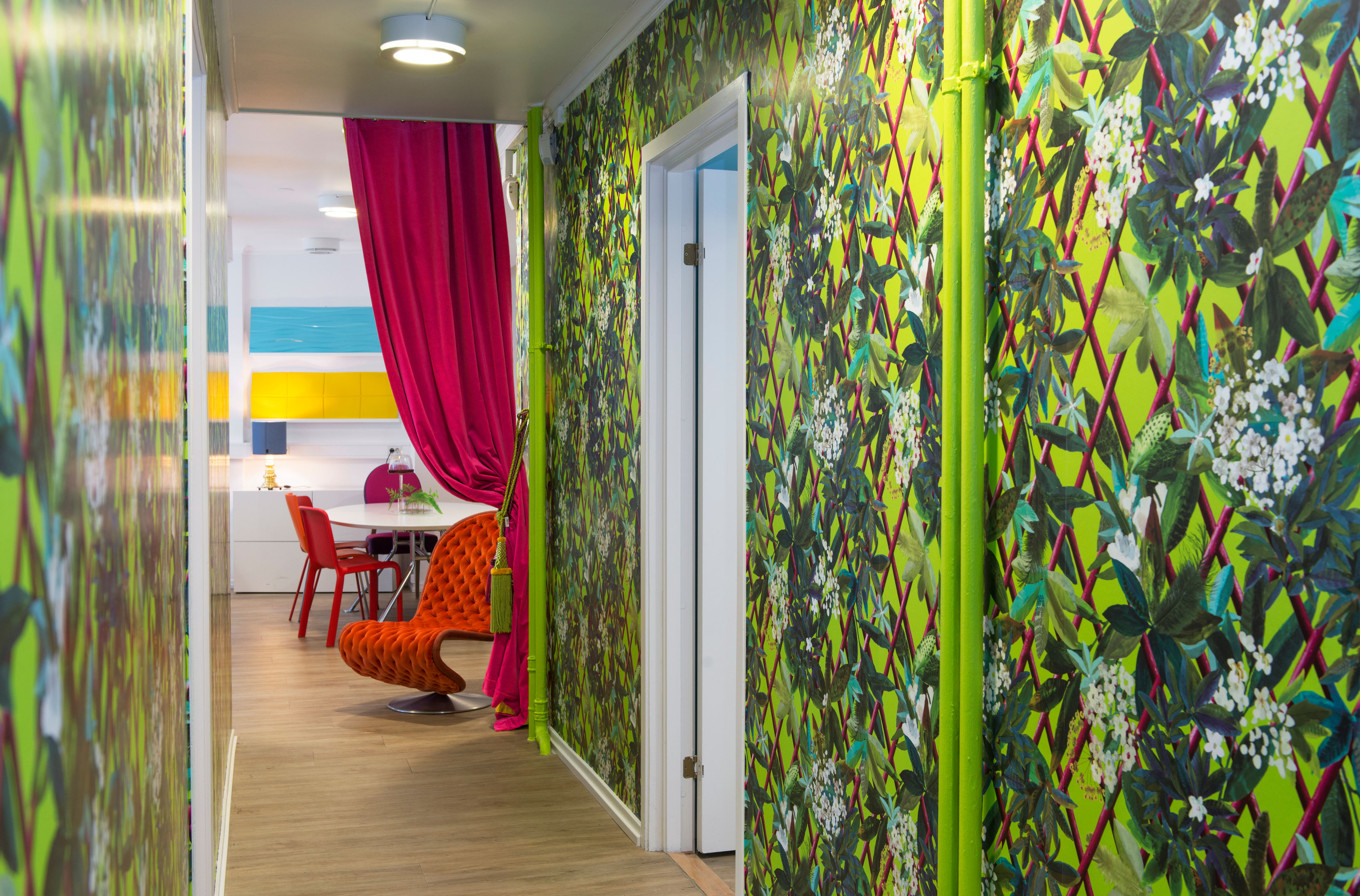 Ramsøskar er kjent for sin lekne omgang med farger. Men man må ikke like gult, rosa og fargerike tapeter for å ha nytte av boken.