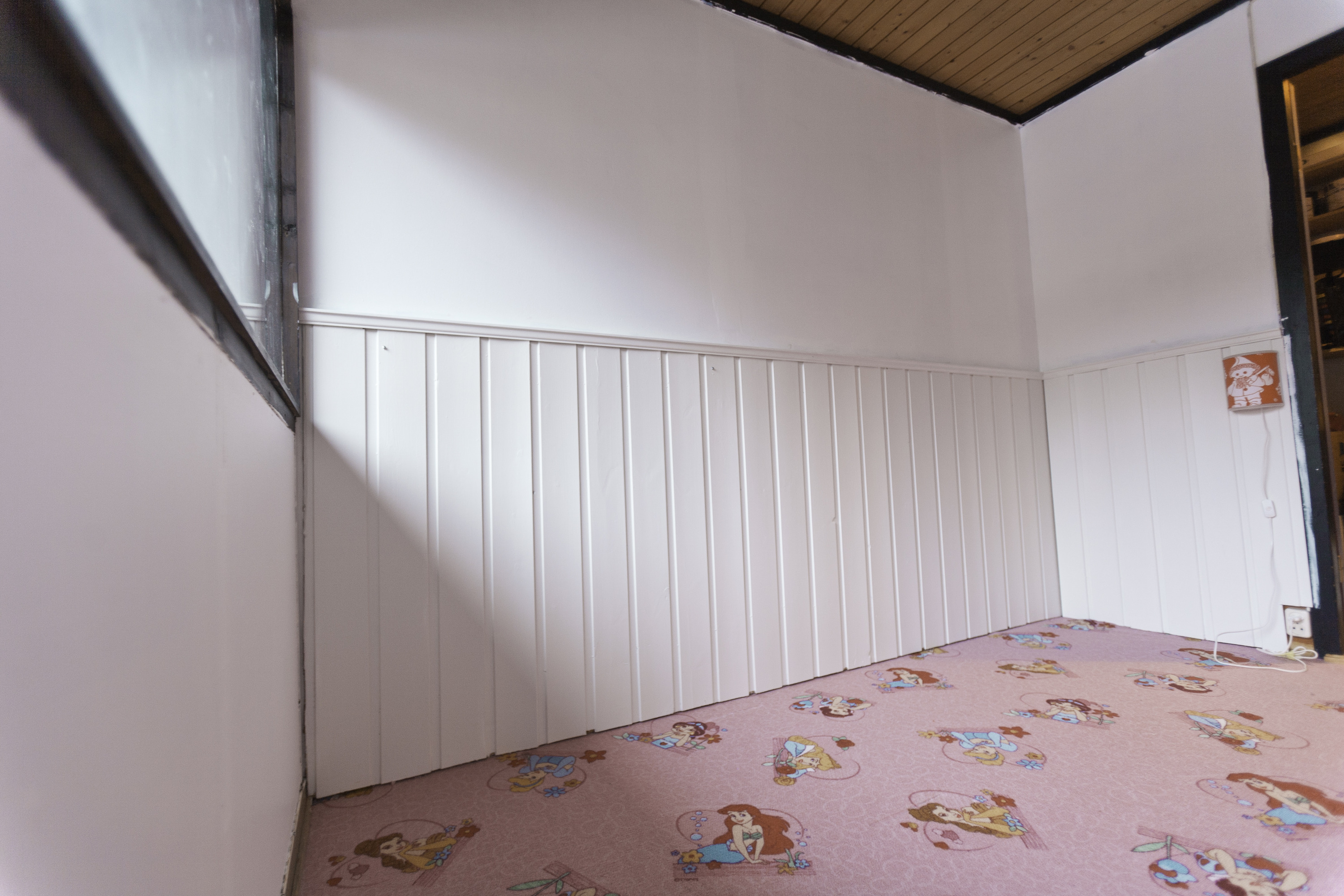 TO STRØK: Veggflatene som skal tapetseres er malt i to strøk. Brystningspanelet er påført kvist- og sperregrunning i to strøk, samt to strøk panelmaling.