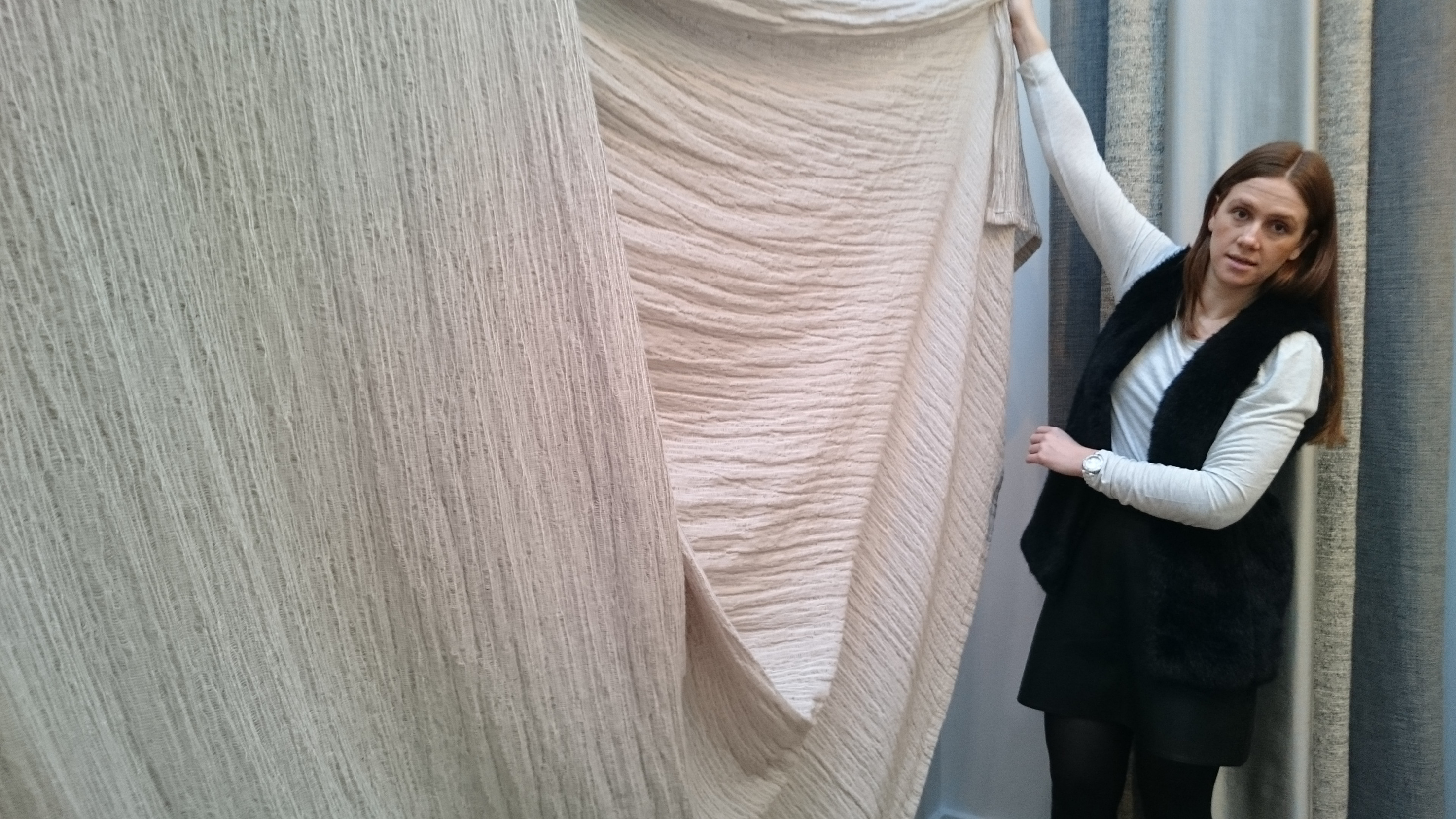 – Er tre meter bredde på tekstilene bra? Spurte damen. – Ja, tenk hvilket flott fall du får, og alle sømmene du slipper.