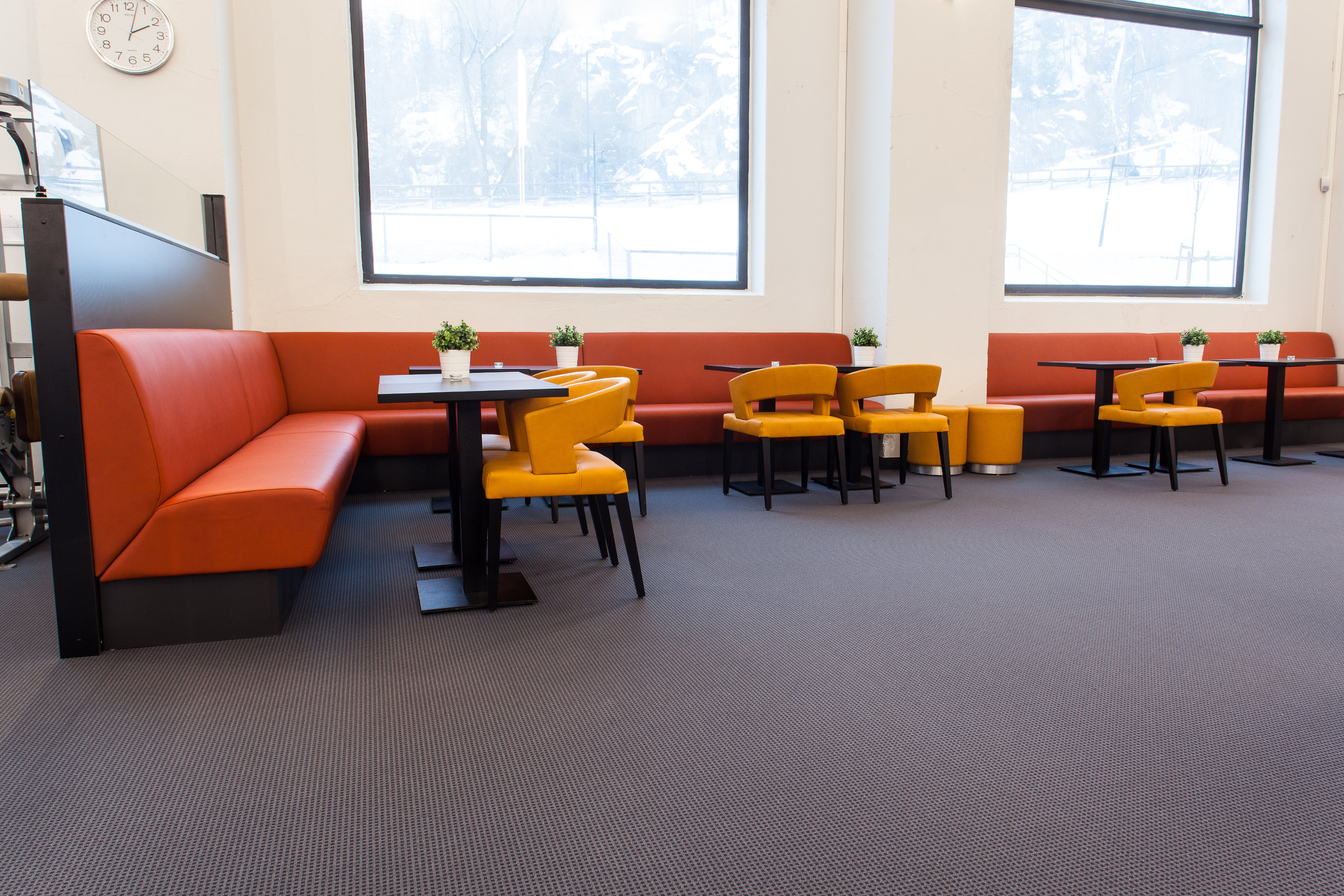 Fargesterkt: Da fargene skulle velges ut, var det viktig at de passet med fargene i det opprinnelige bygget. De fargesterke møblene står som en fin kontrast mot det mørke teppet.