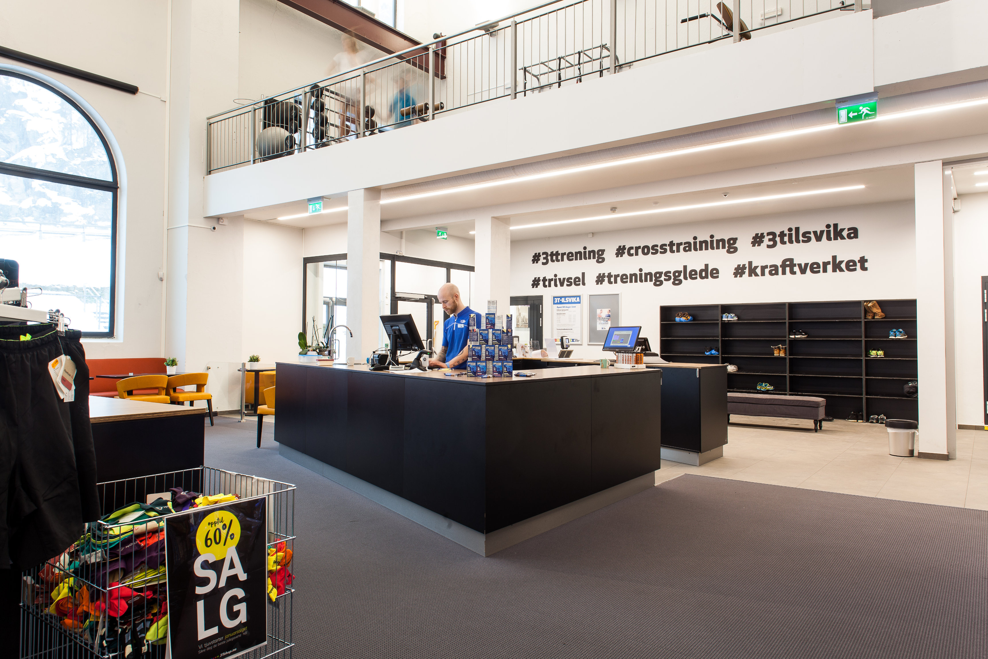 Moderne: Samtidig som det historiske ved bygget ble bevart, skulle senteret også svare til moderne forventninger. De lyse veggene sammen med det mørke teppet, gir resepsjonen et moderne uttrykk.