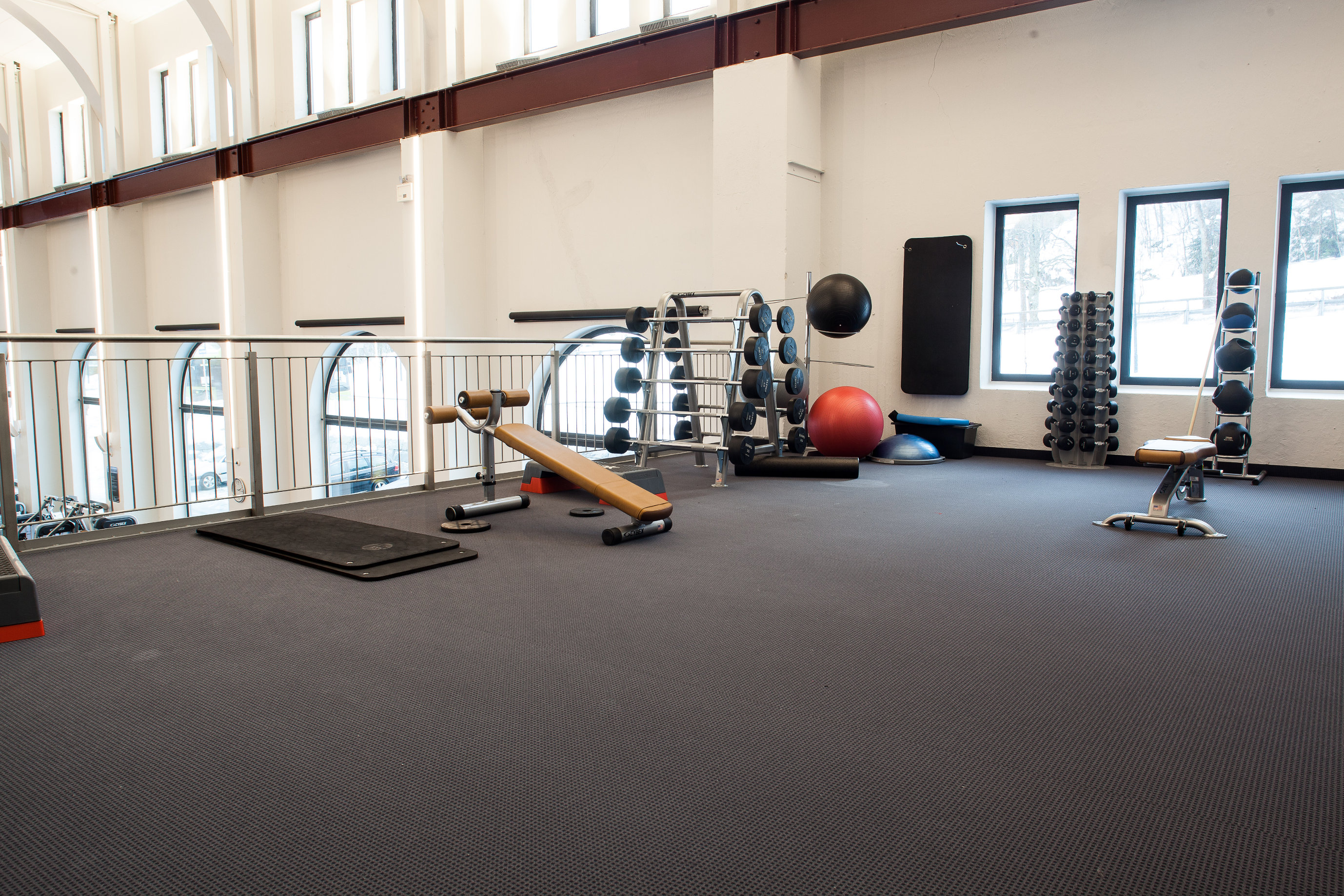 Slitesterkt: Det mørke teppet fra Forbo har god gangkomfort, er slitesterkt og enkelt å rengjøre. I tillegg bidrar det til gode akustiske forhold i storsalen, noe som er alfa og omega i det store åpne rommet.