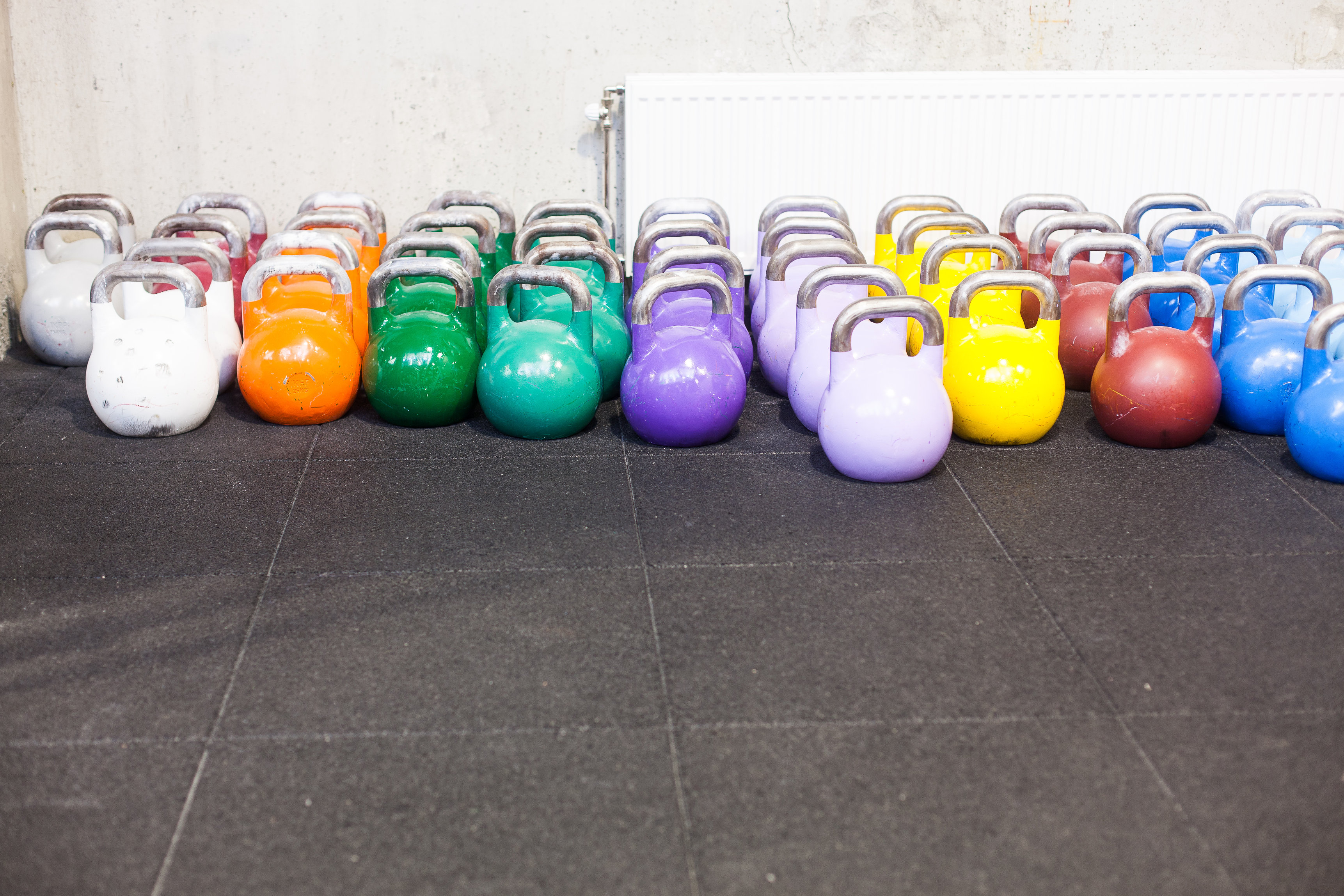 Røft og fargerikt: Fargerike kettlebells gjør seg godt i den rustikke kjelleren.