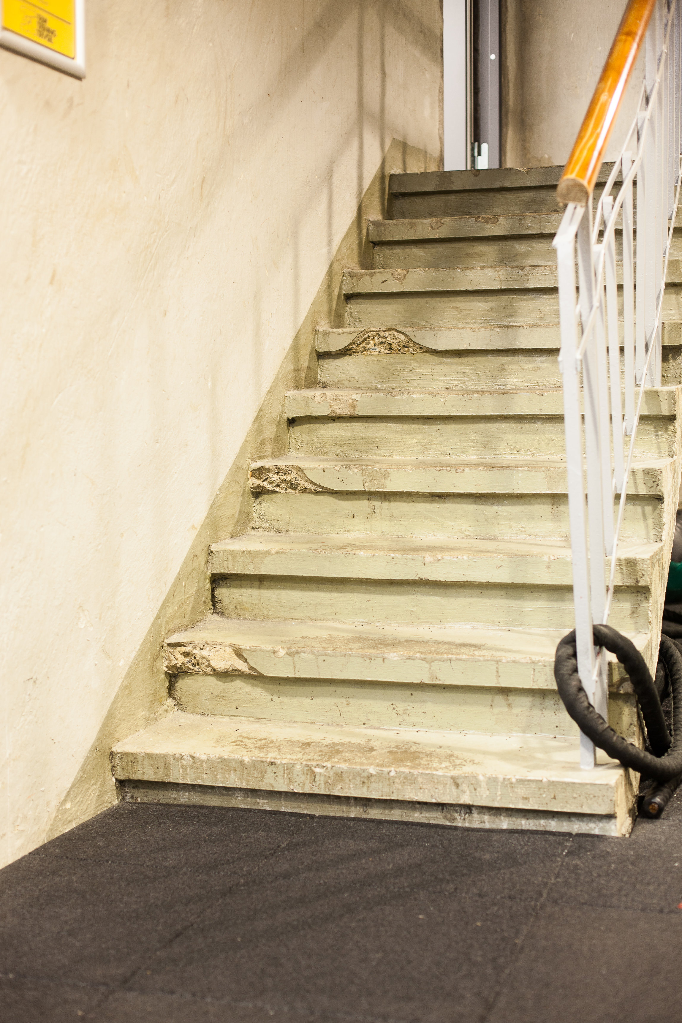 Rustikt:Trappen ned til kjelleren setter stemningen for resten av rommet. Kjelleren har fått et helt unikt uttrykk. Her er historie skrevet i veggene.