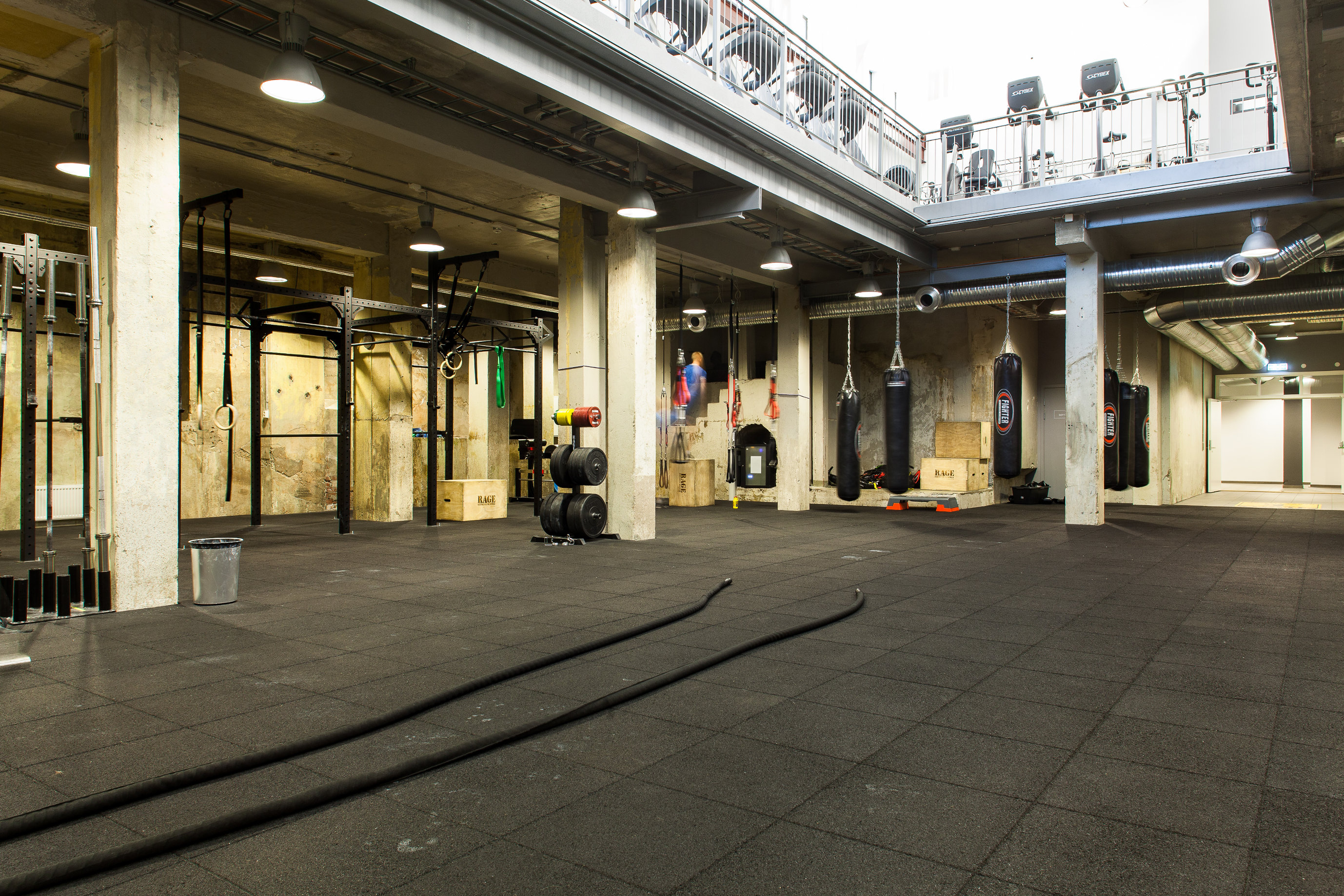 Åpent: Den store åpningen i taket tilfører kjelleren nødvendig lys og luft, og åpner opp rommet.