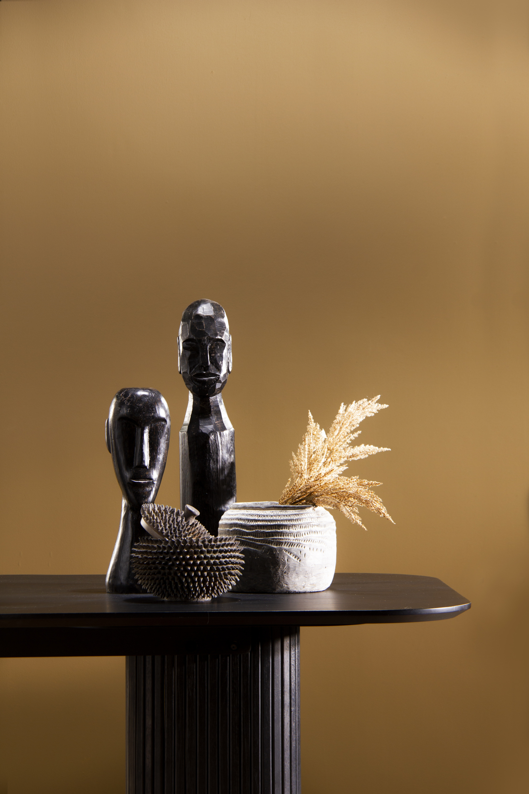 brunaktig vegg mes sort bord foran 