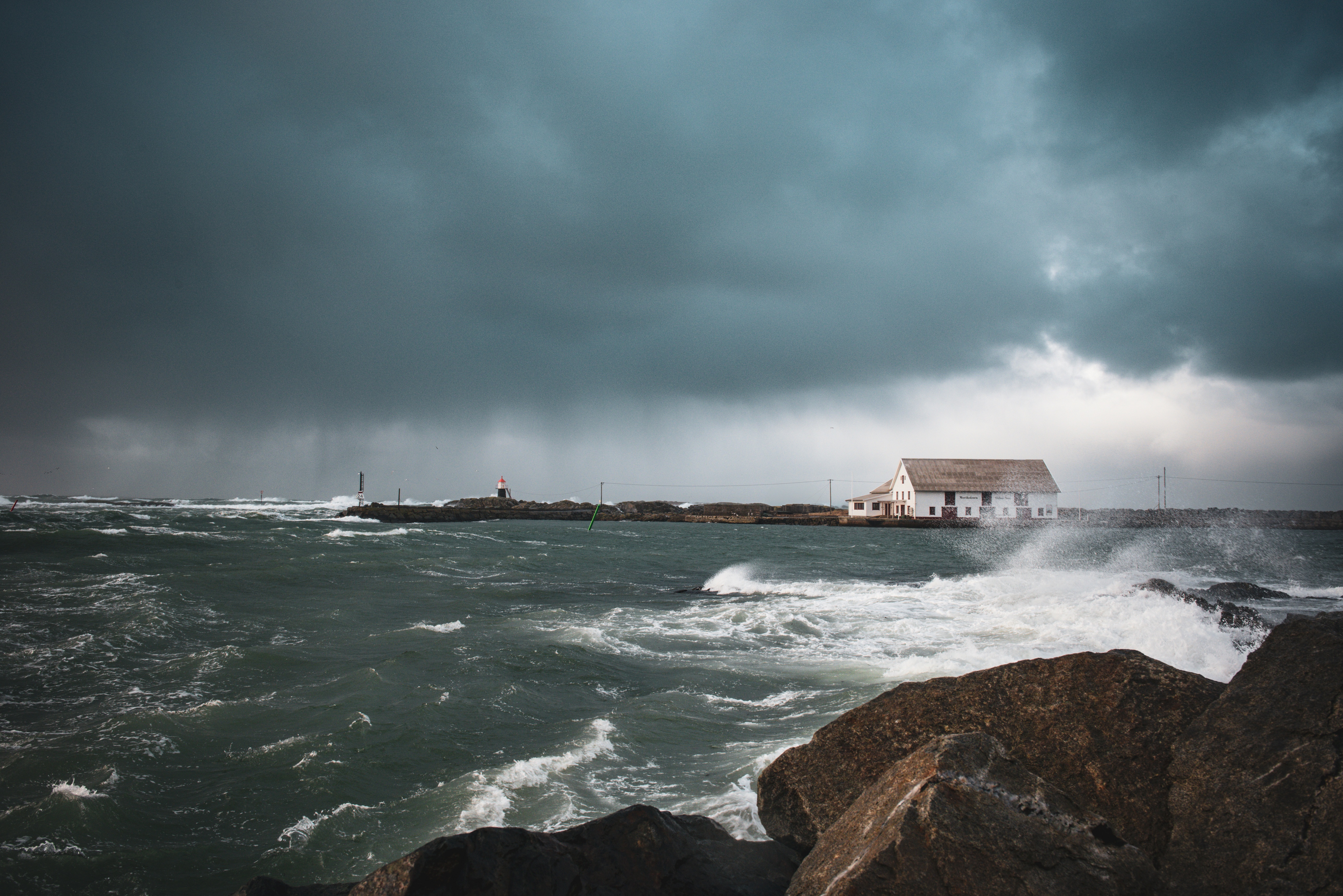 Liten holme ut mot havet med et lite hvitt hus på, væreutsatt 